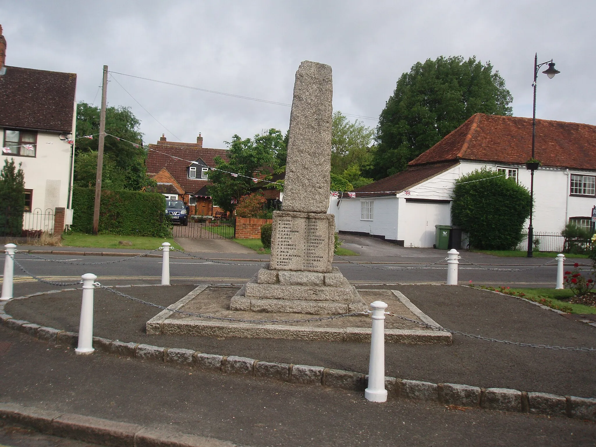 Photo showing: War memorial Wooburn Green