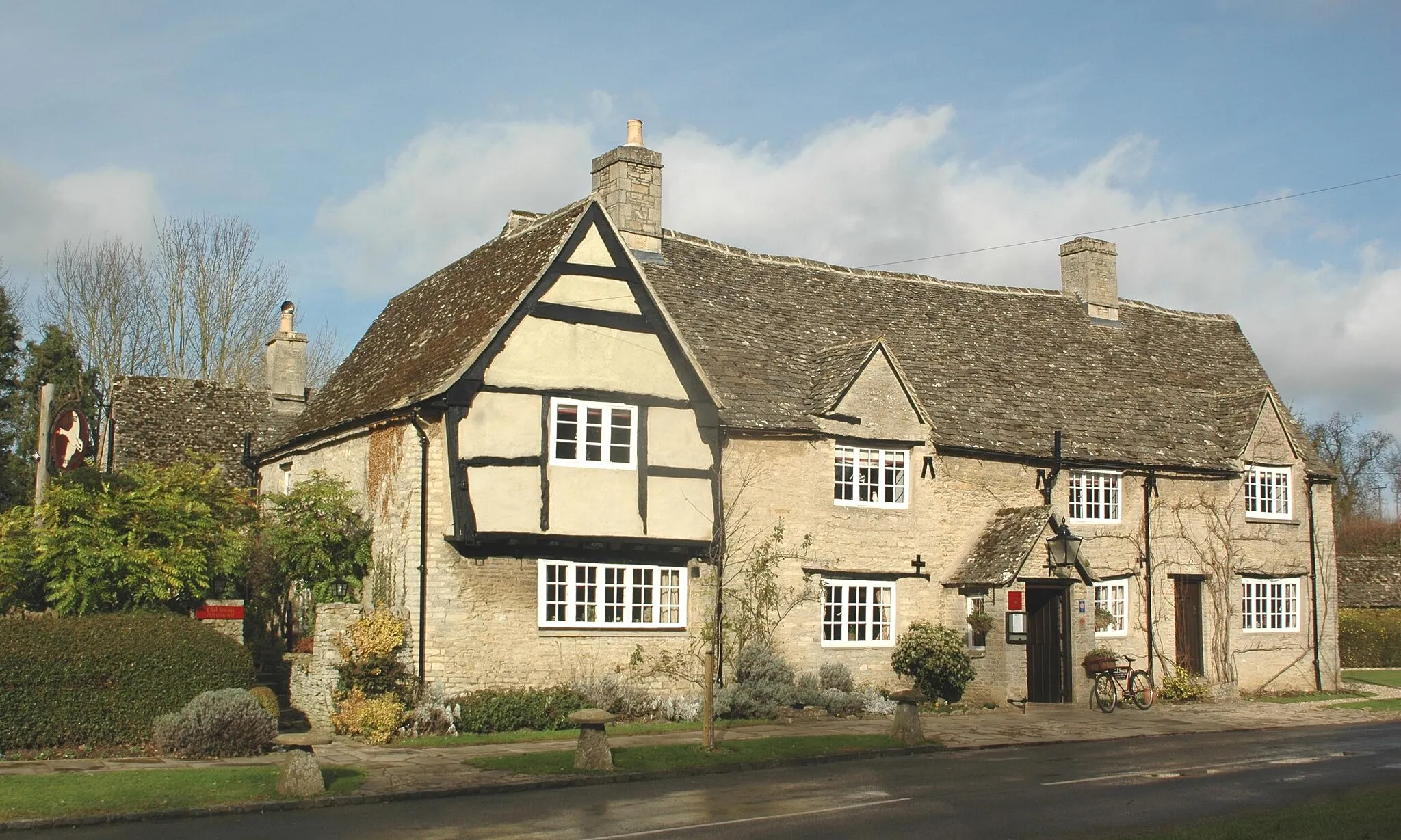 Photo showing: The Old Swan public house, Minster Lovell, Oxfordshire