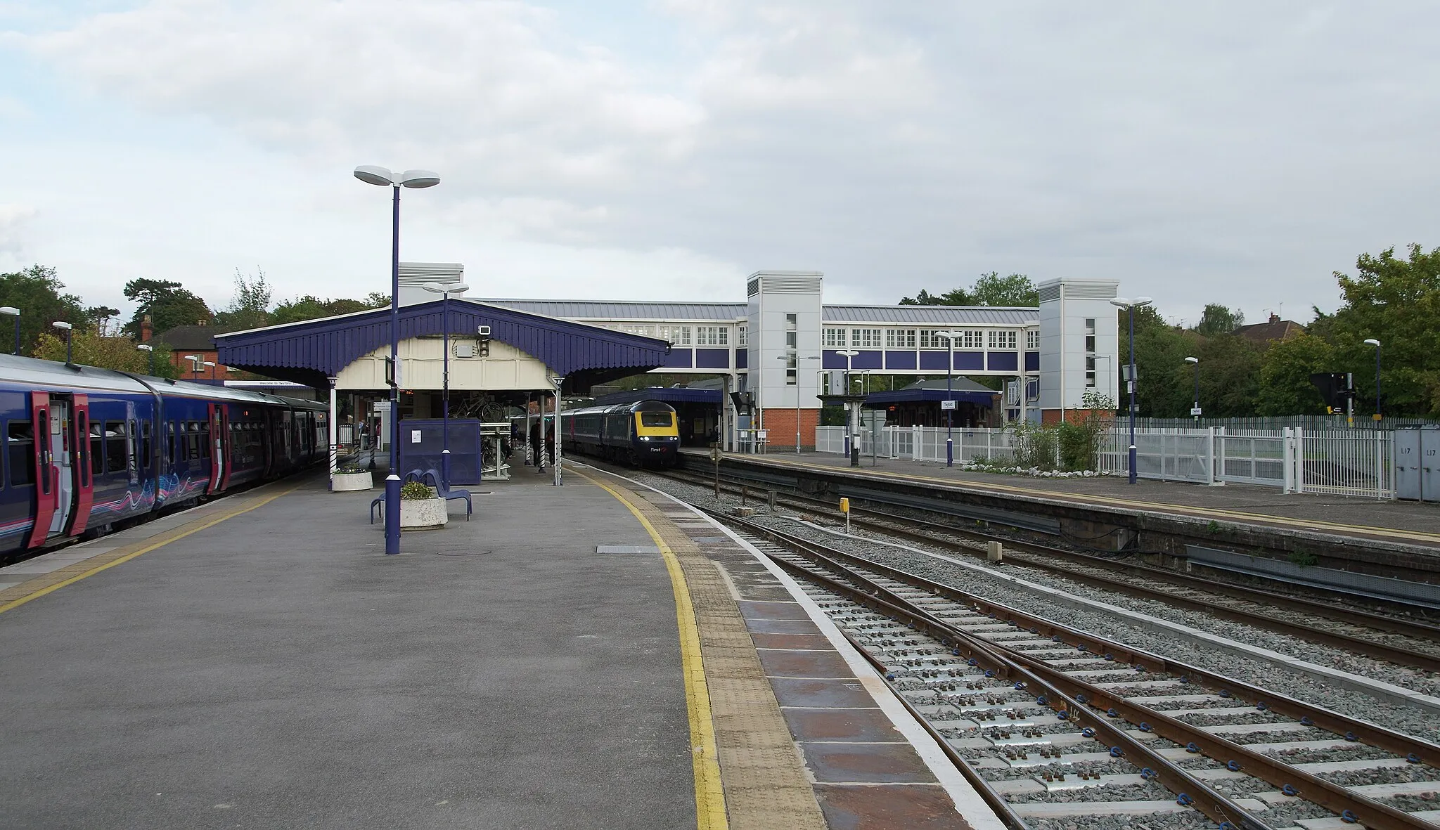 Photo showing: A westbound First Great Western HST set cruises through the slow platforms at Twyford railway station, while on the left class 165 "Network Turbo" DMU 165104 stands with a Henley service.