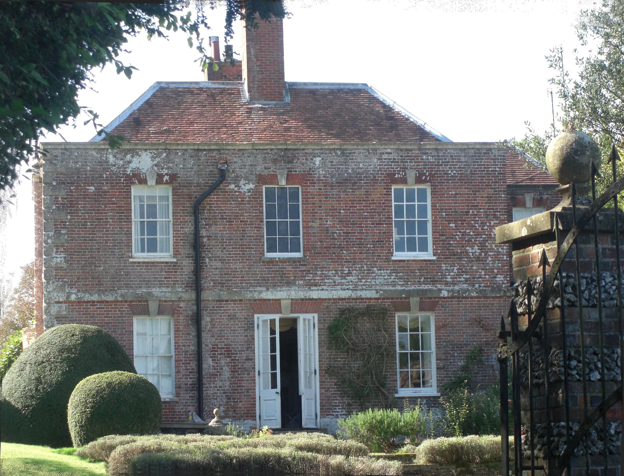 Photo showing: Tidcombe Manor