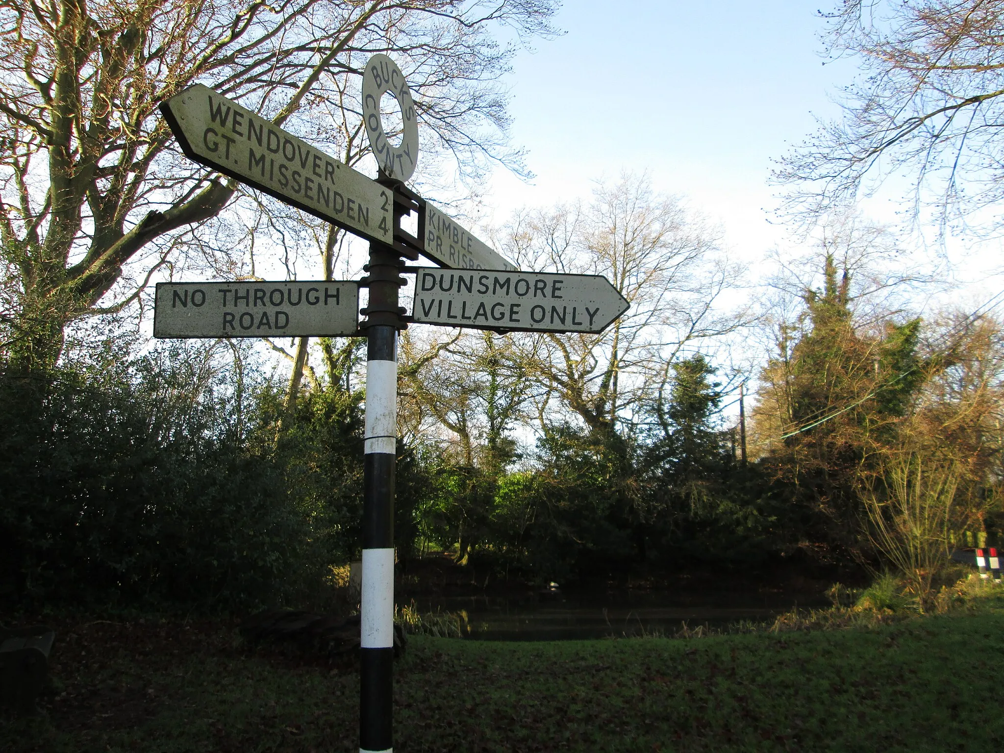 Photo showing: Route choices at the hamlet of Dunsmore