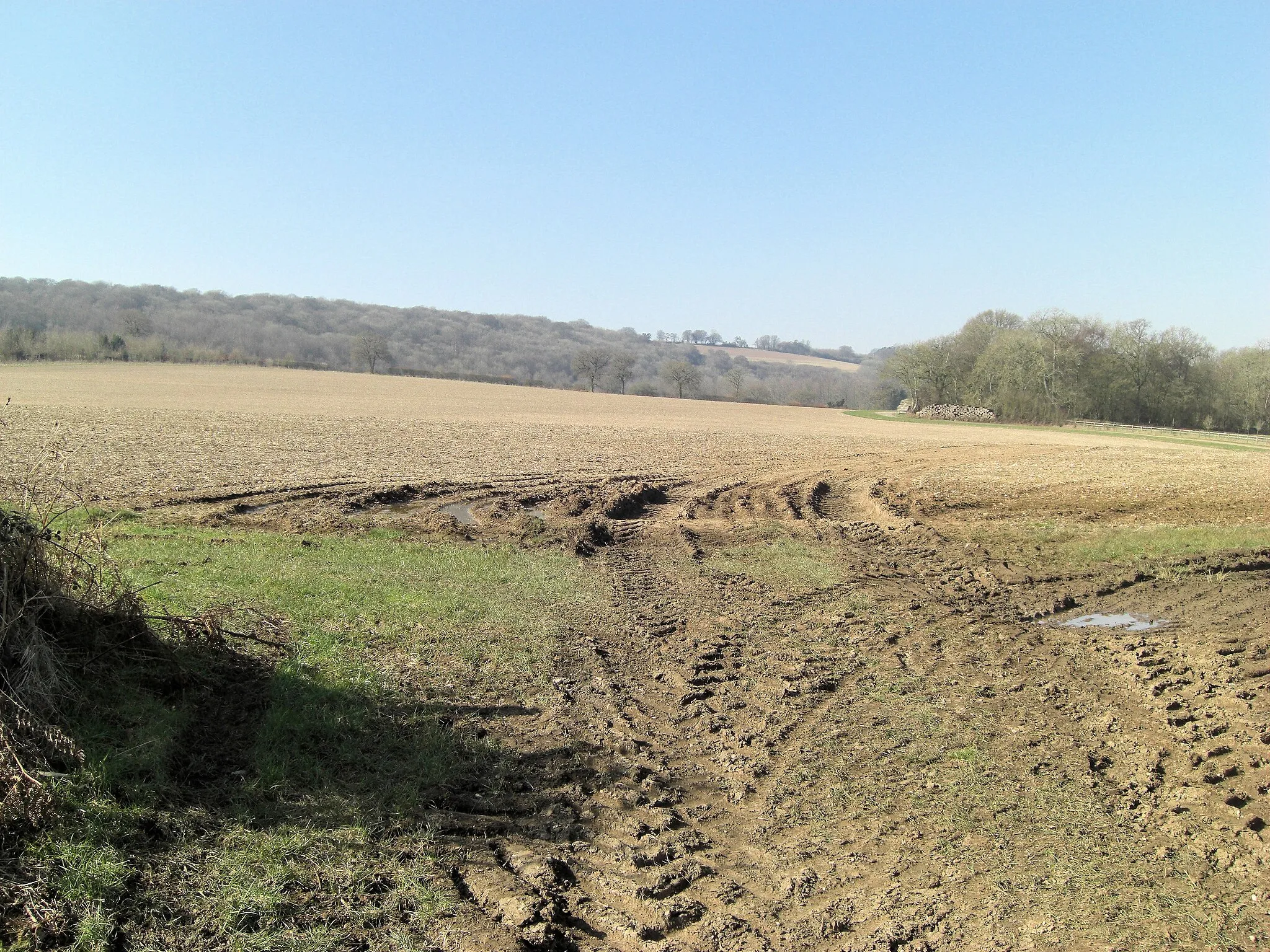 Photo showing: Arable land south of Kingham Farm