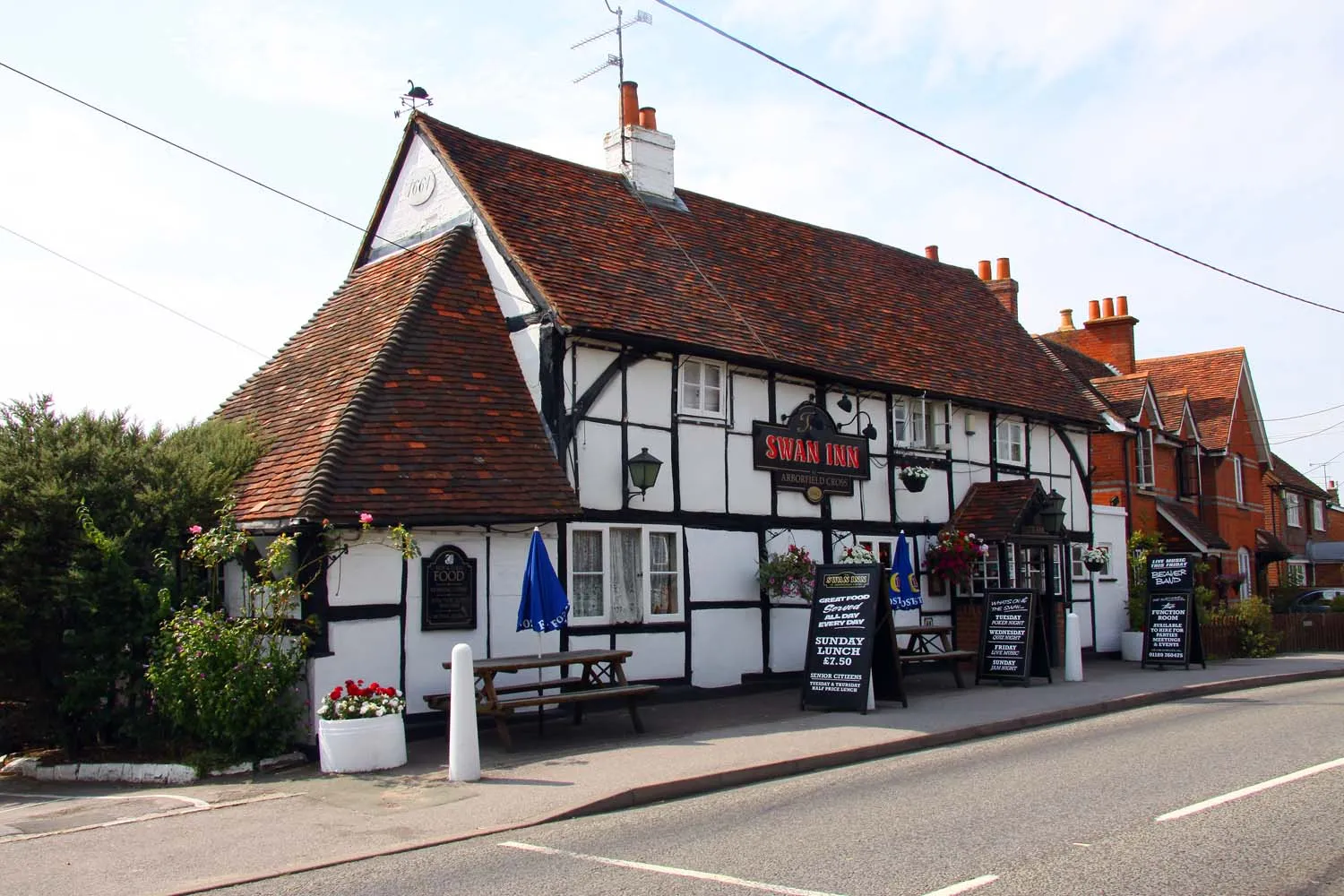 Photo showing: The Swan Inn on Eversley Road