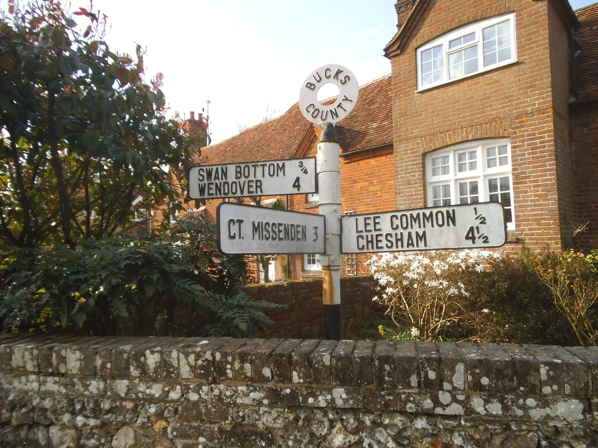 Photo showing: Fingerposts in The Lee