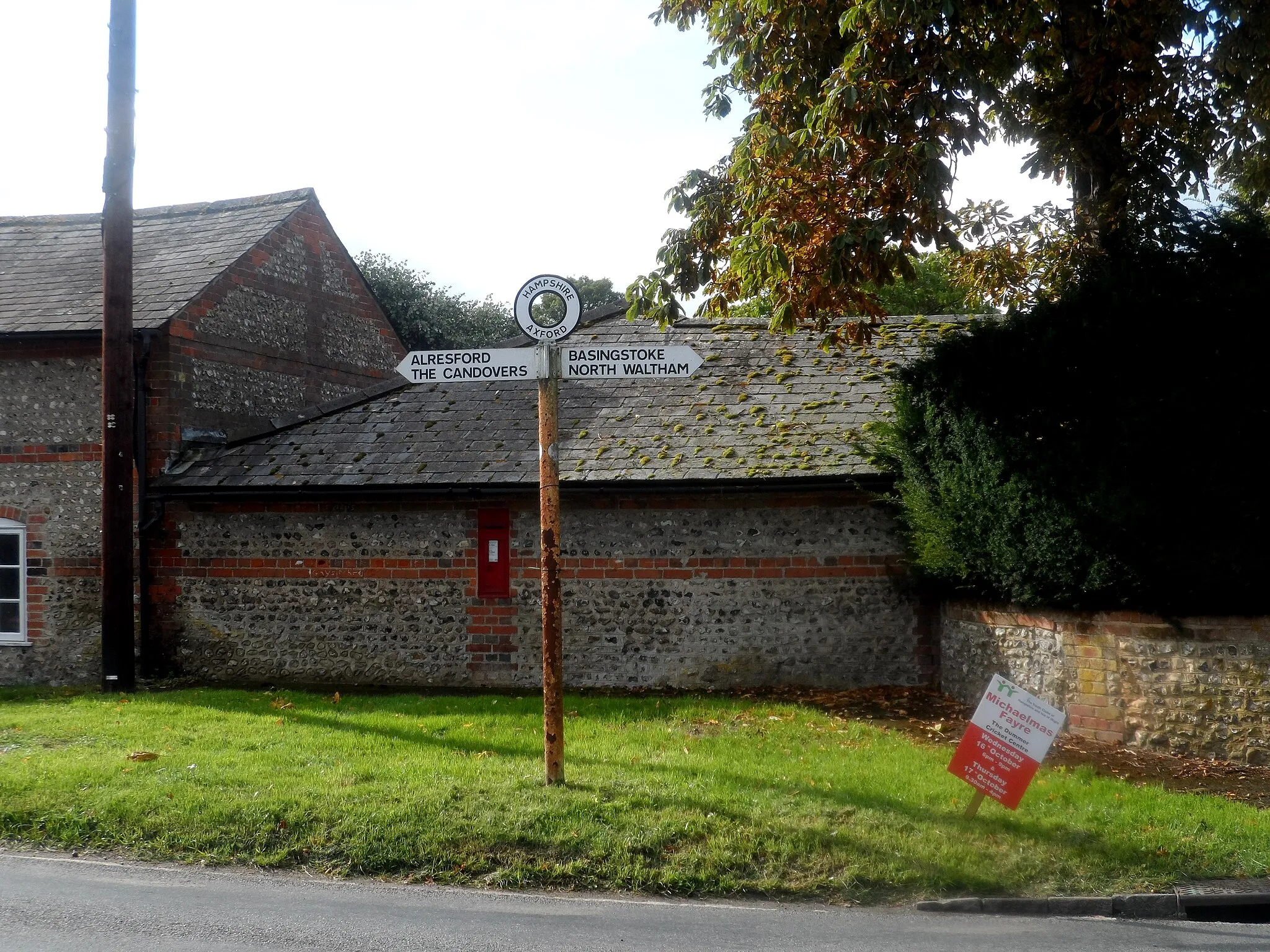 Photo showing: Finger post and letter box at junction in Axford