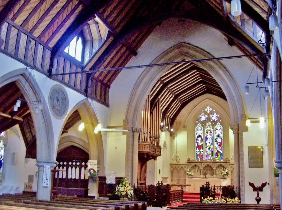 Photo showing: Interior of St Michael's Church, Camberley