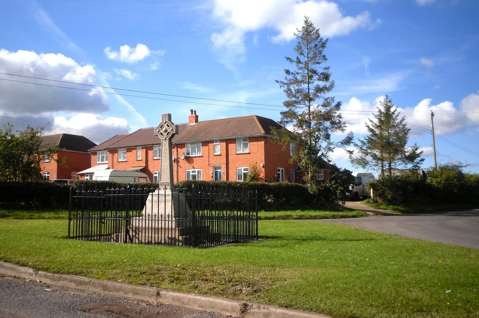 Photo showing: Houses and Memorial, Moreton