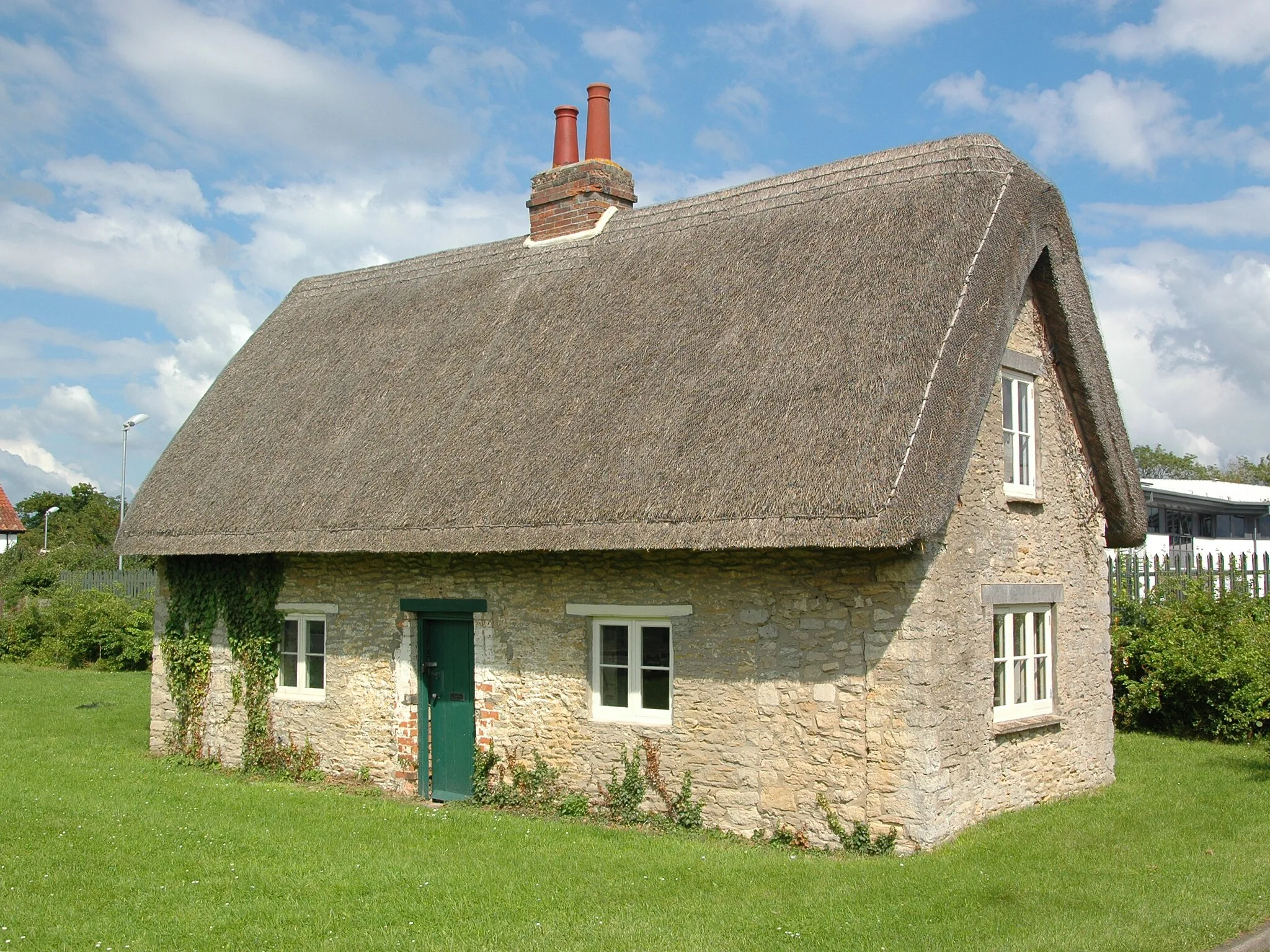 Photo showing: Quainton's Cottage, Cassington Road, Yarnton, Oxfordshire. Built early in the 18th century and now unoccupied.