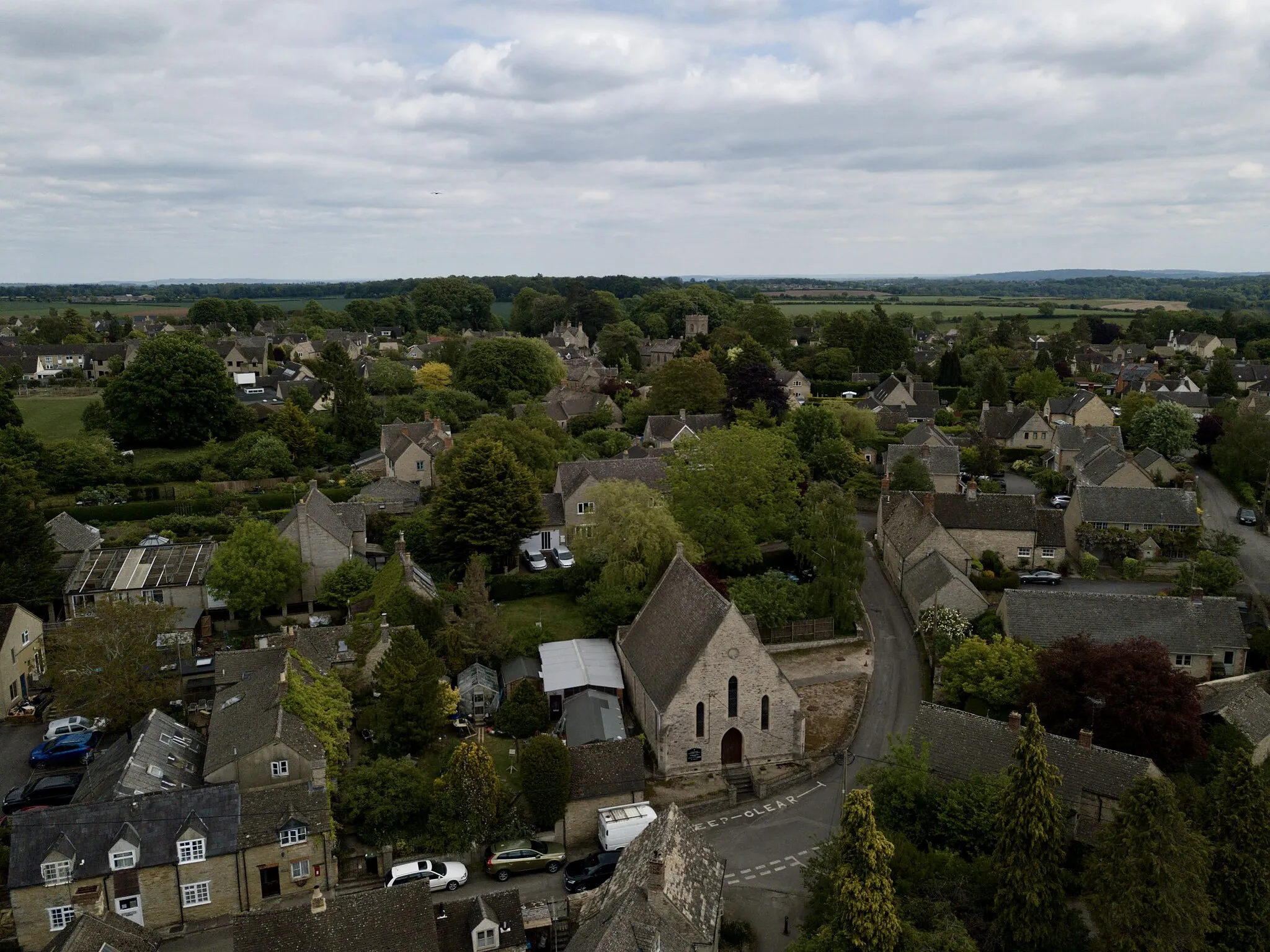Photo showing: Aerial view of Stonesfield Methodist Church and its surroundings captured from a DJI Mavic Pro Platinum