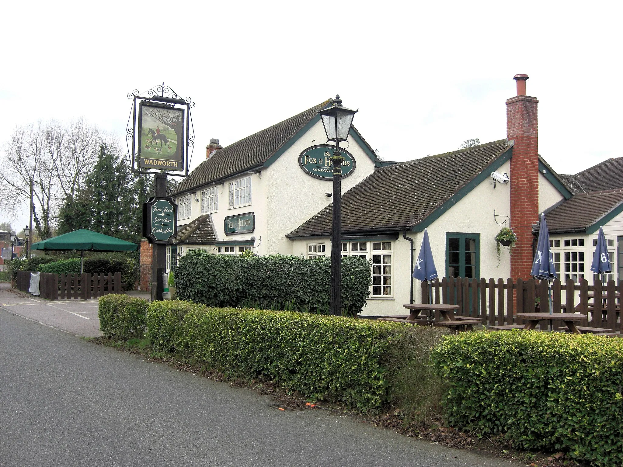 Photo showing: The Fox and Hounds. Originally known as the Drum & Monkey, the pub is reputed to be an early 19th C hostelry whose main customers were local farmers and farm workers.