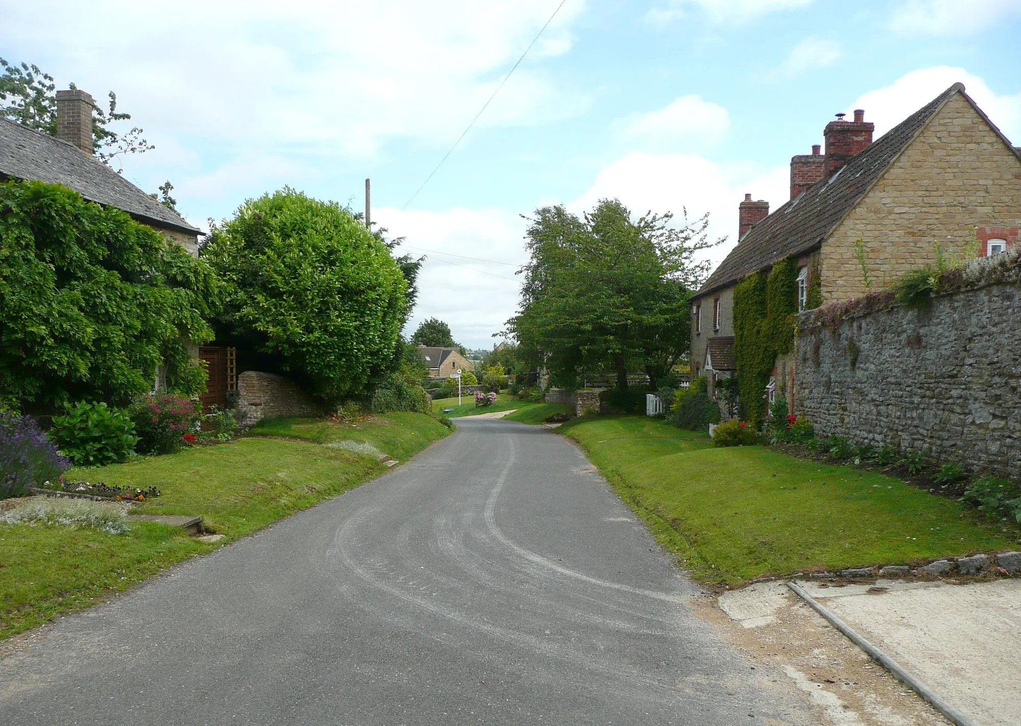 Photo showing: A street in Middle Aston