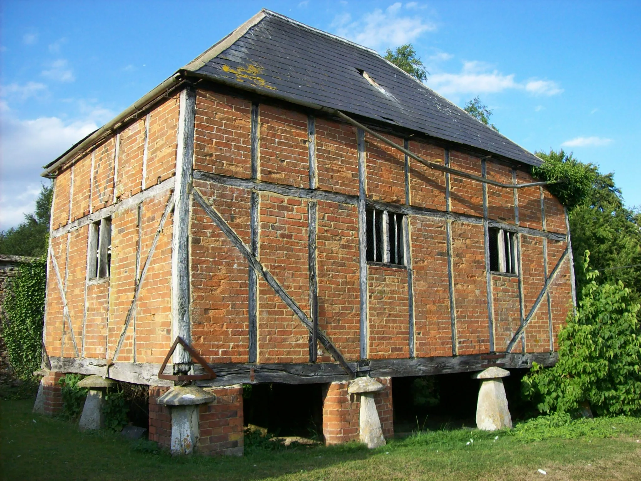 Photo showing: Half-timbered barn at Middle Aston House