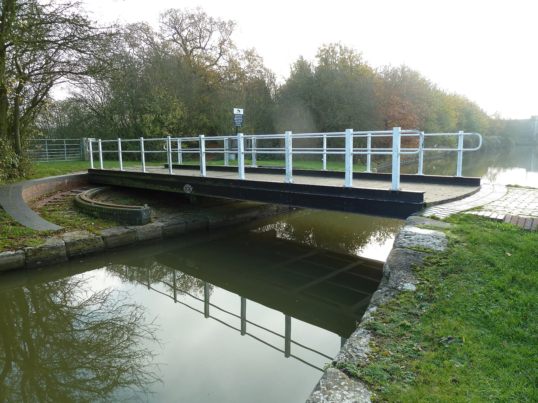 Photo showing: Bridge 125, Grand Junction Canal