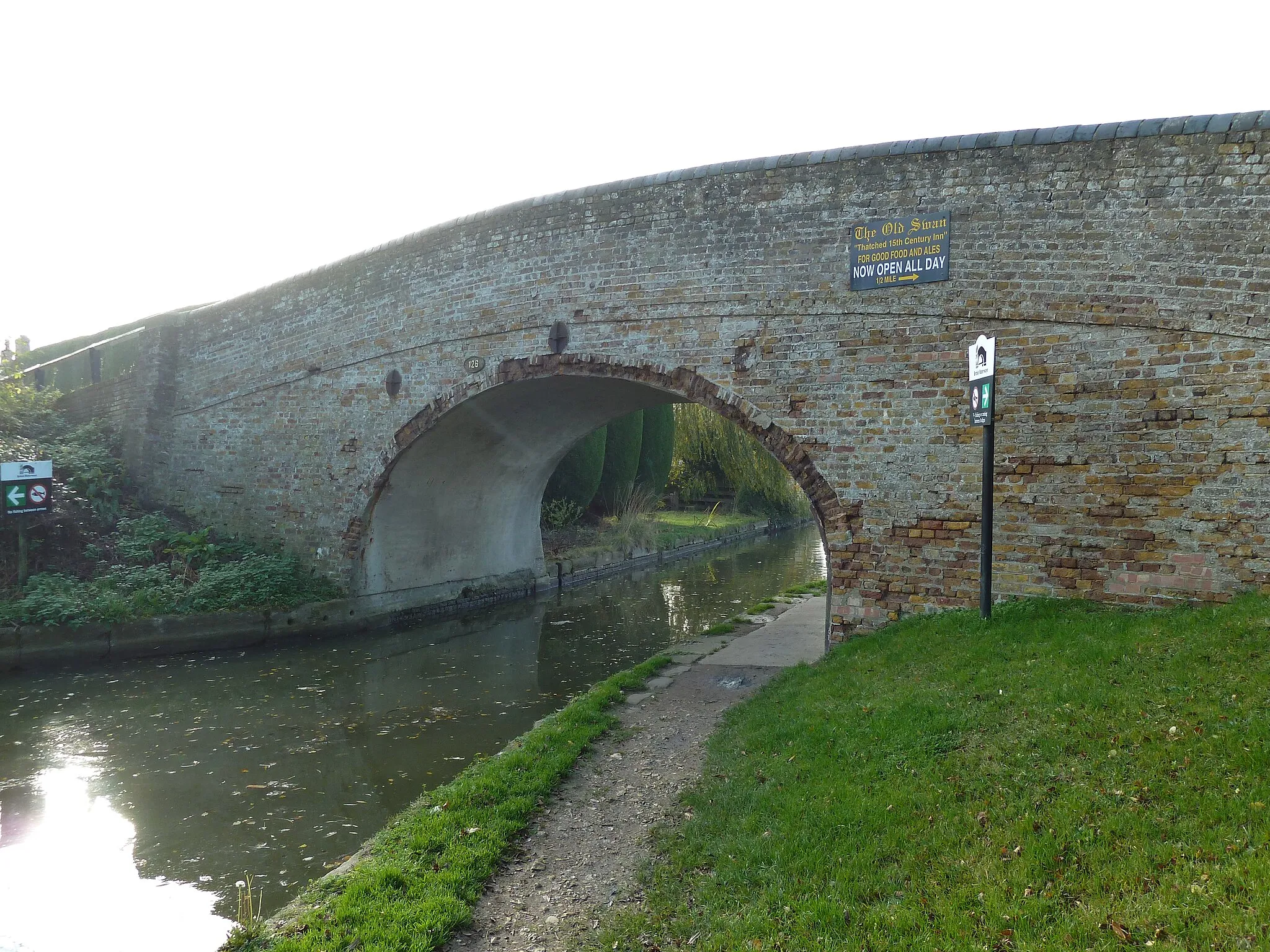 Photo showing: Bridge 126, Grand Junction Canal