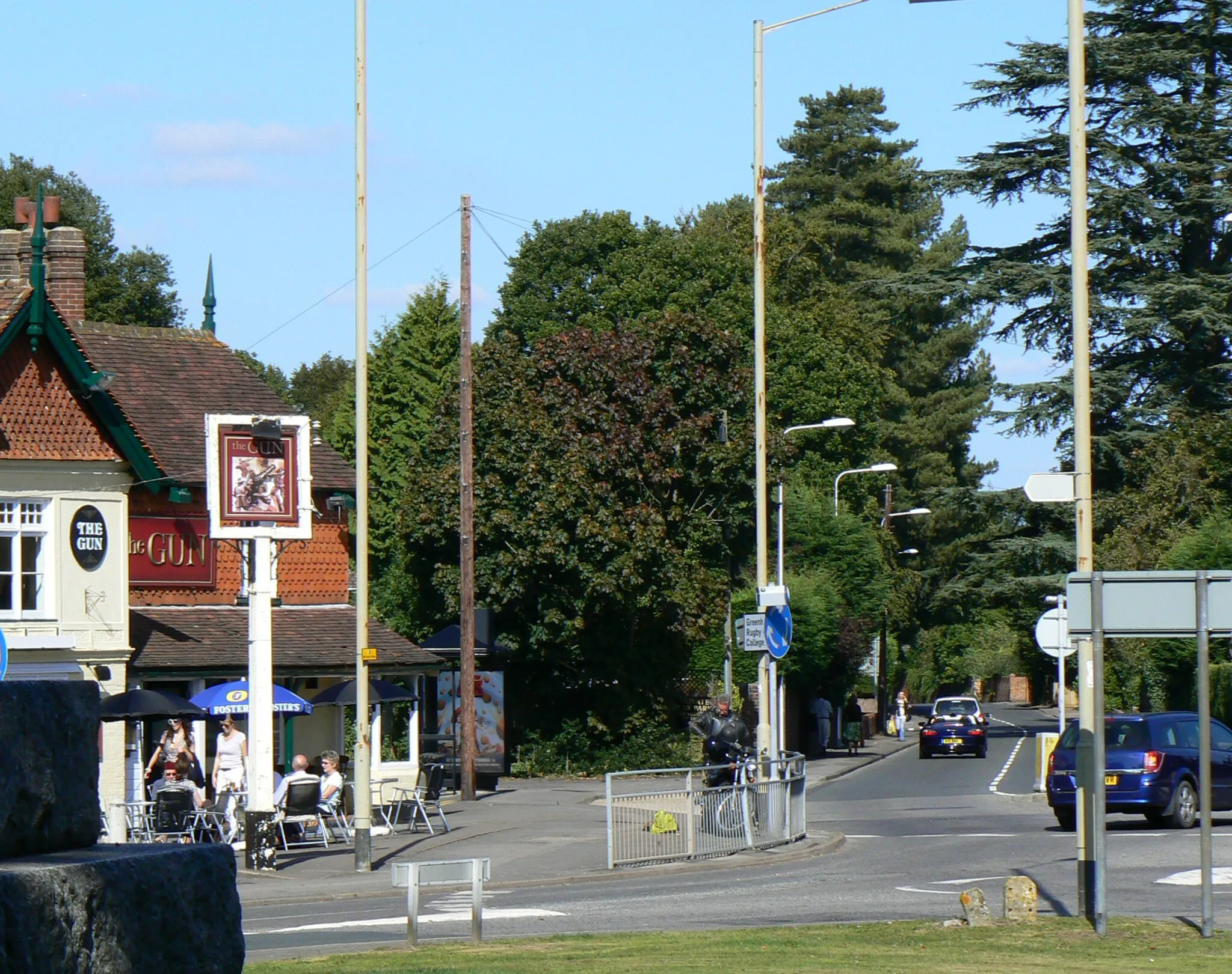 Photo showing: The Gun Pub, Wash Common, Berkshire looking north along the Andover Road