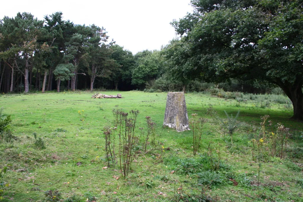 Photo showing: Trig point at the top of Hurst Hill