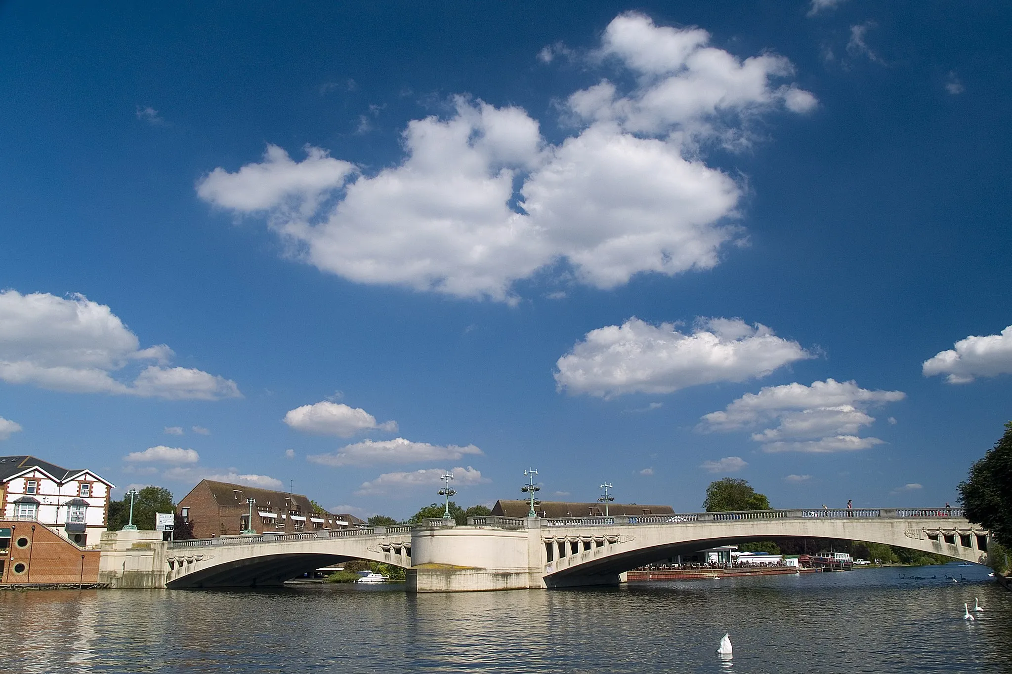 Photo showing: Caversham Bridge, across the River Thames in the English town of Reading, viewed from upstream. For more information, see the Wikipedia article Caversham Bridge.