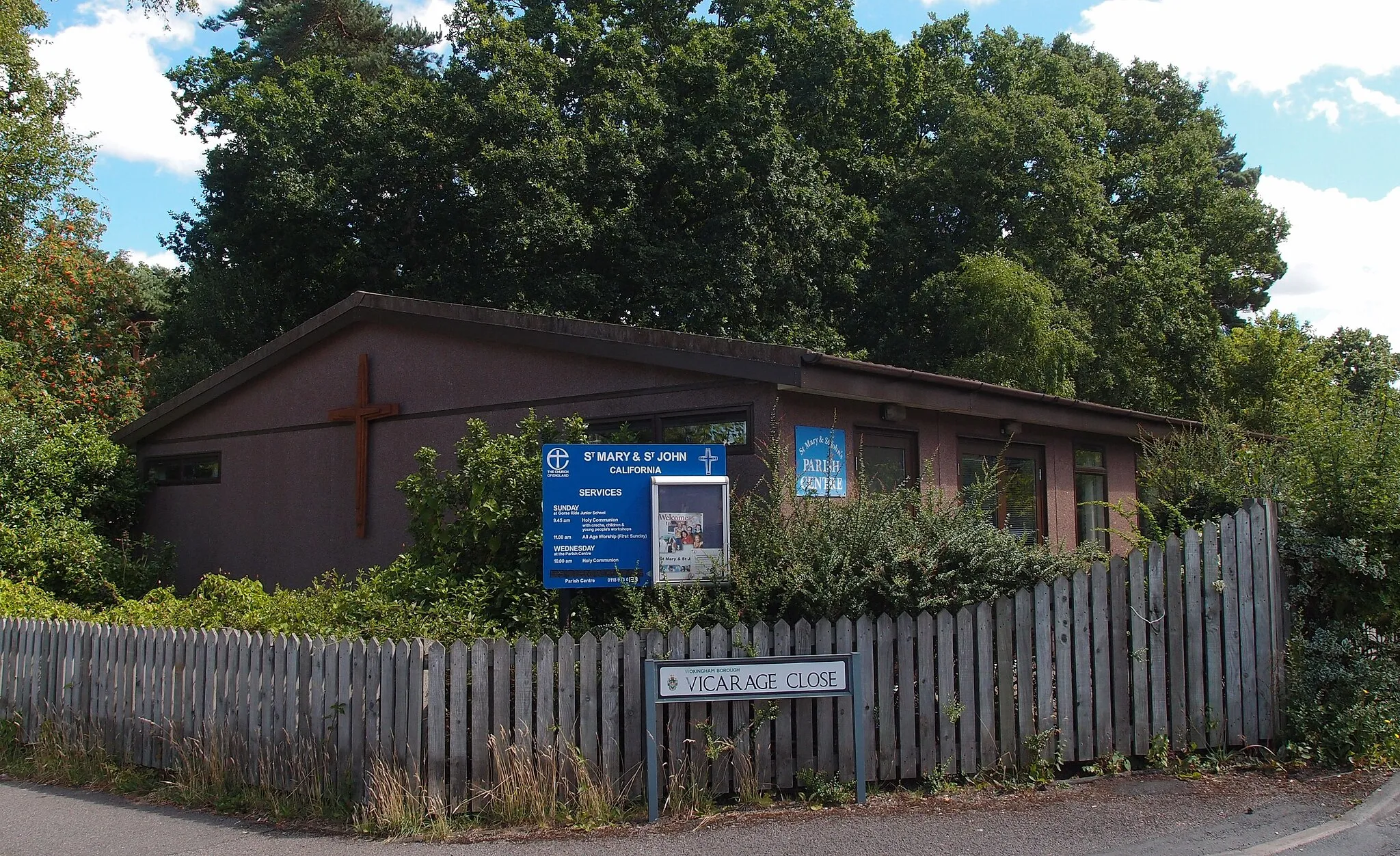 Photo showing: St Mary and St John Centre, Finchampstead