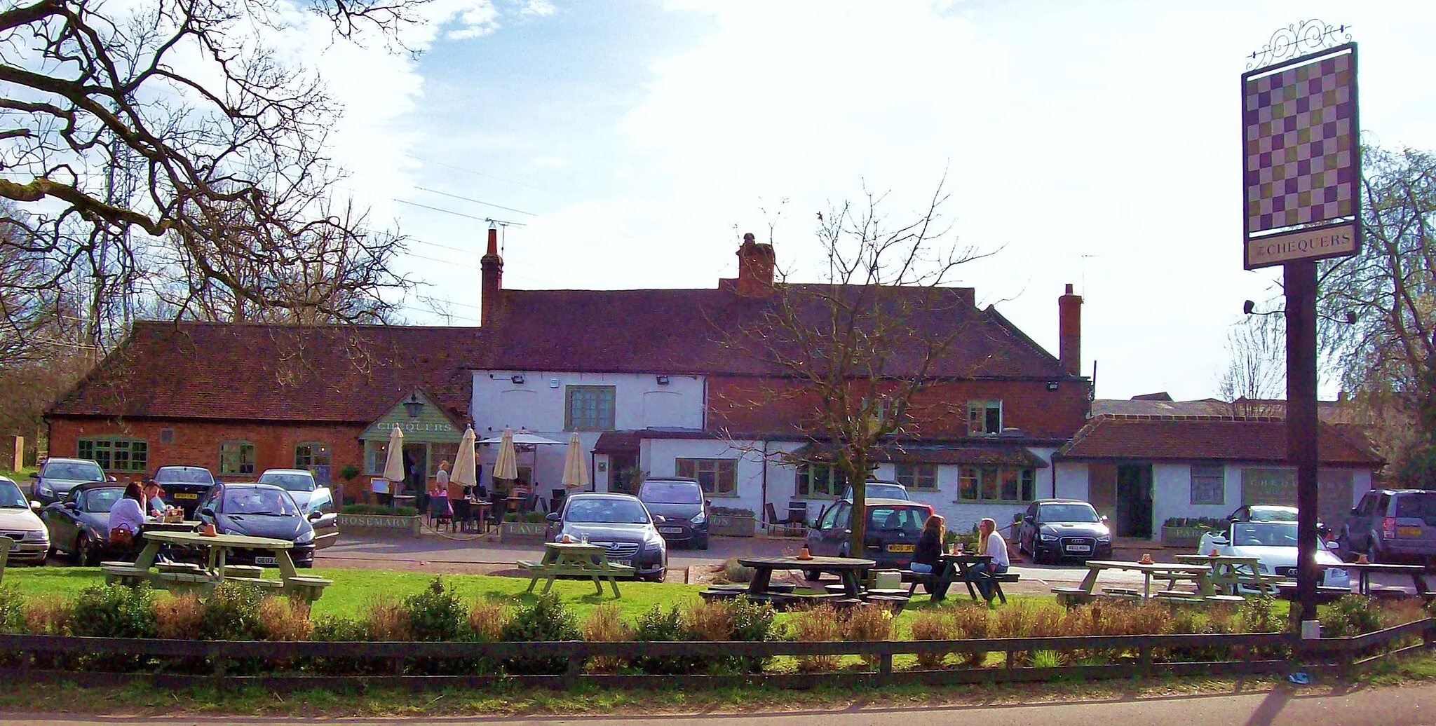 Photo showing: The Chequers, Eversley Cross