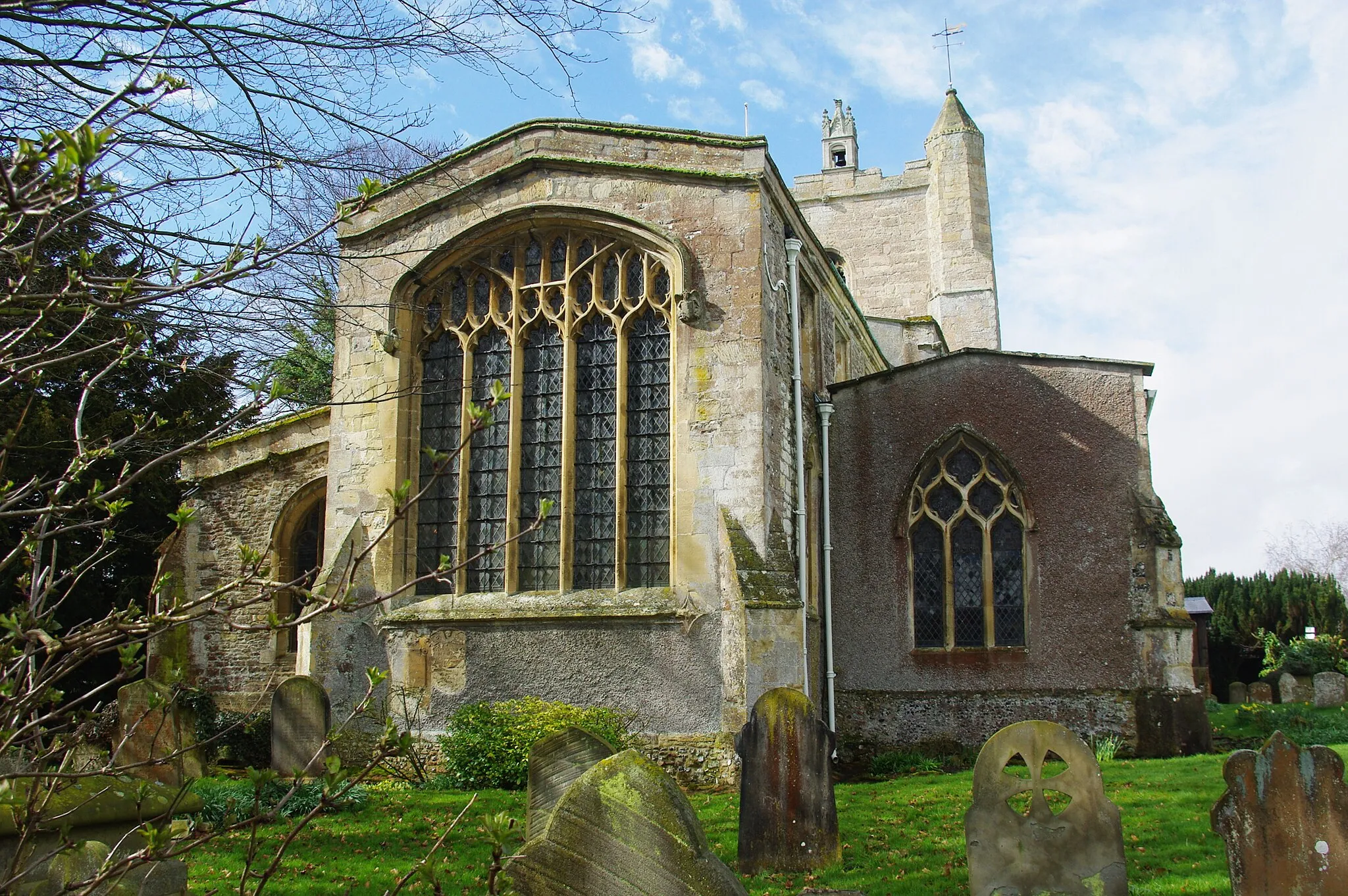 Photo showing: St Andrew's parish church, East Hagbourne, Oxfordshire (formerly Berkshire) seen from the east, showing east windows of chancel (Perpendicular Gothic, left) and north chapel (Decorated Gothic, right)