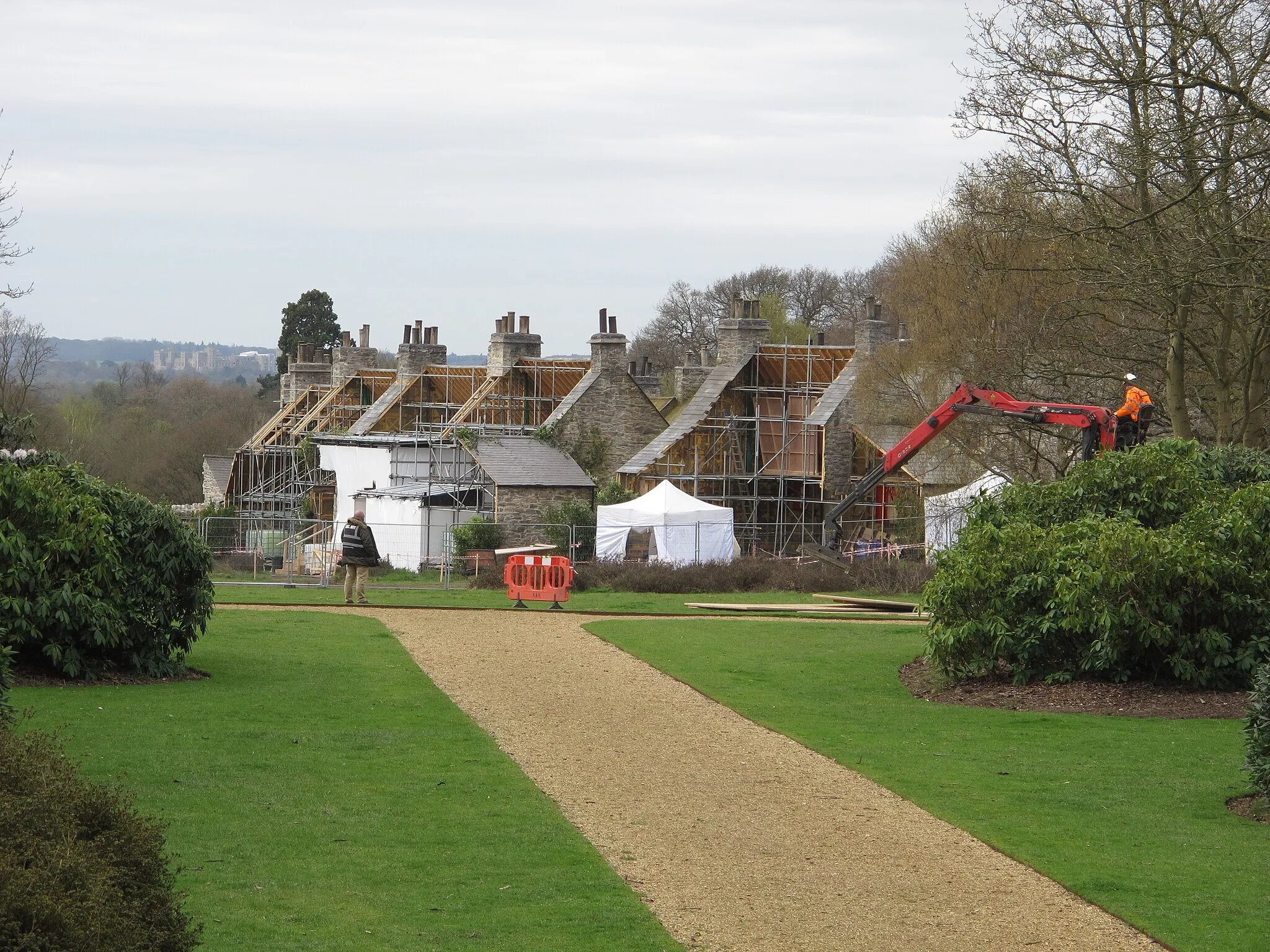 Photo showing: Film set in Langley Park, view from Temple Gardens