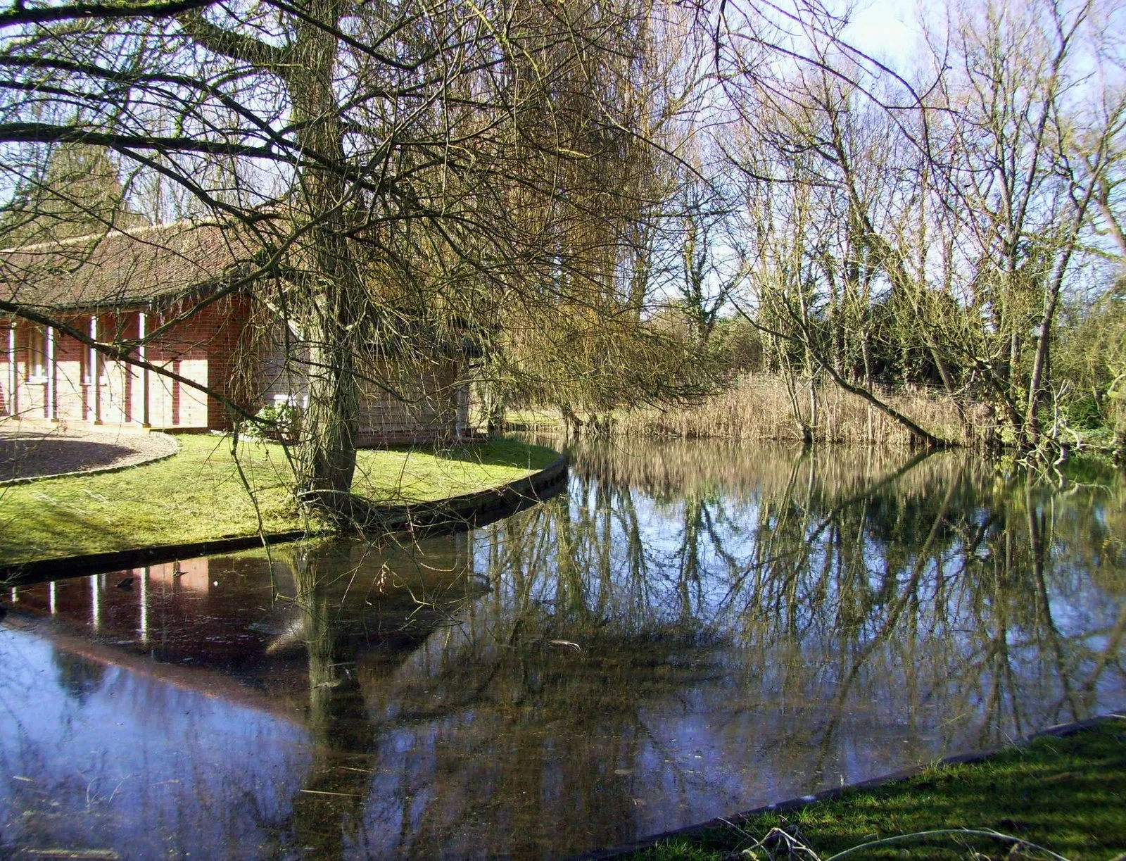 Photo showing: Ornamental Lake, Saunderton