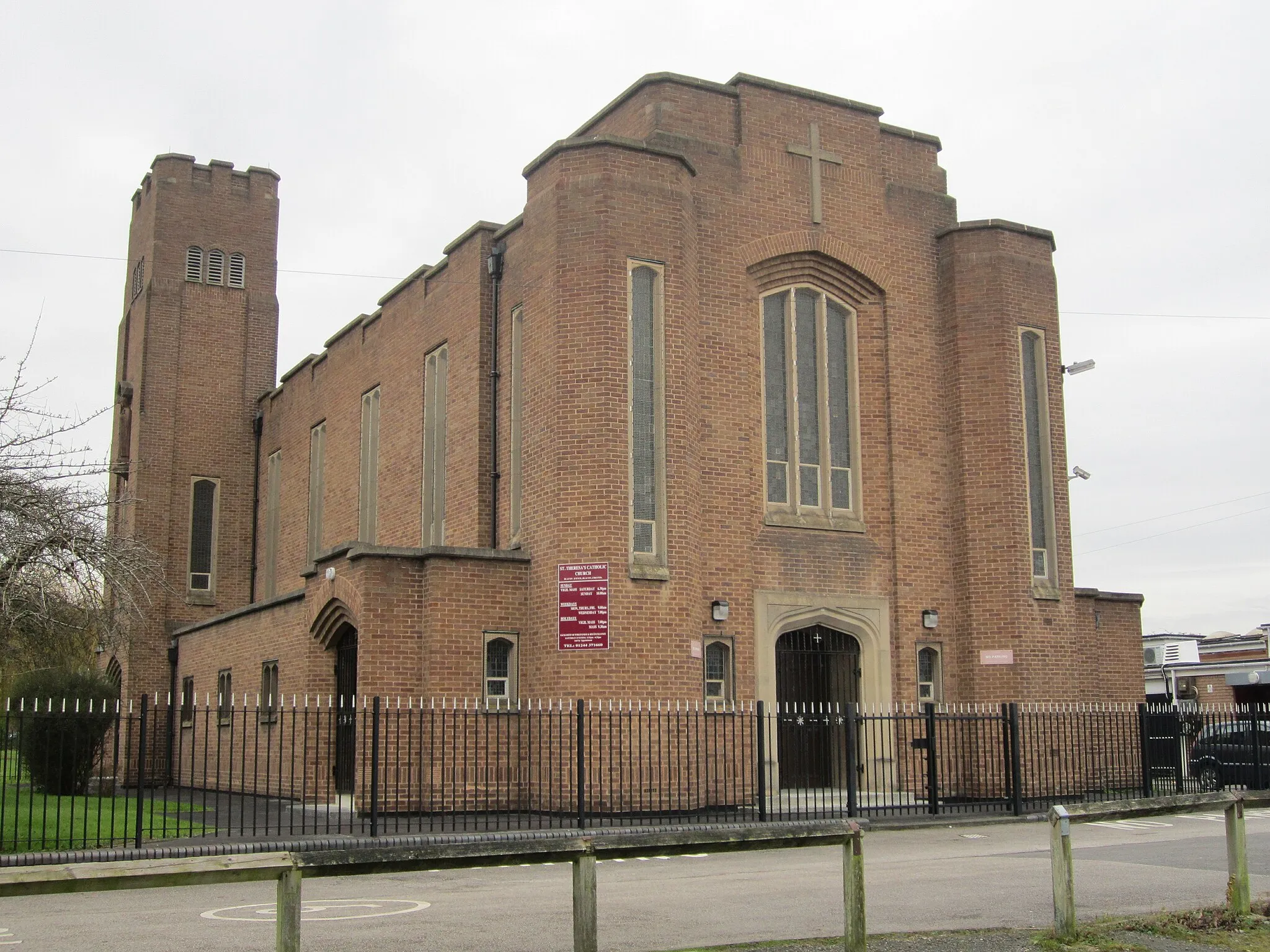 Photo showing: St Theresa's Catholic Church, Blacon, Chester, England.