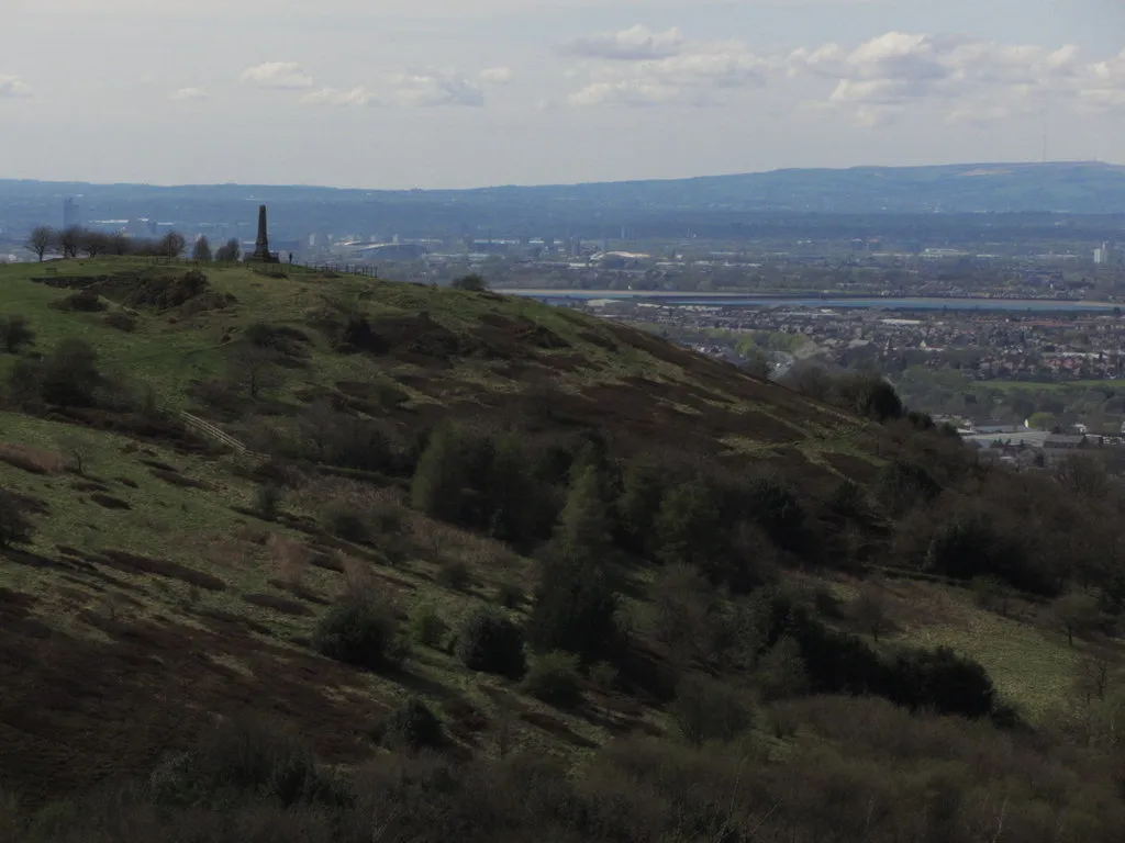 Photo showing: View to Werneth Low Memorial from Idle Hill
