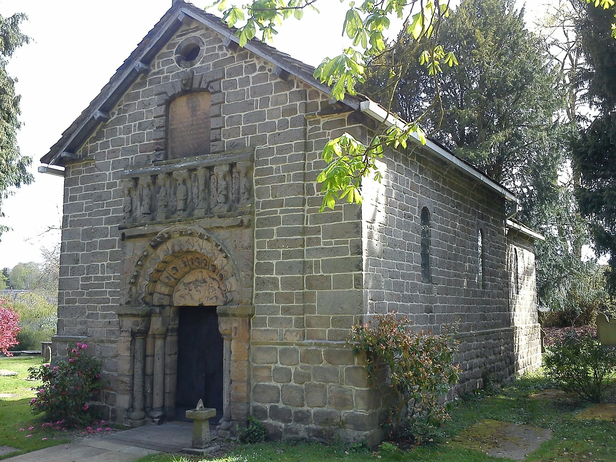 Photo showing: Norman Chapel in St Peter's parish churchyard, Prestbury, Cheshire, seen from the southwest