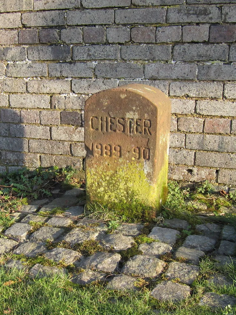 Photo showing: A Chester Boundary Stone in front of Bridge farm, Kinnerton