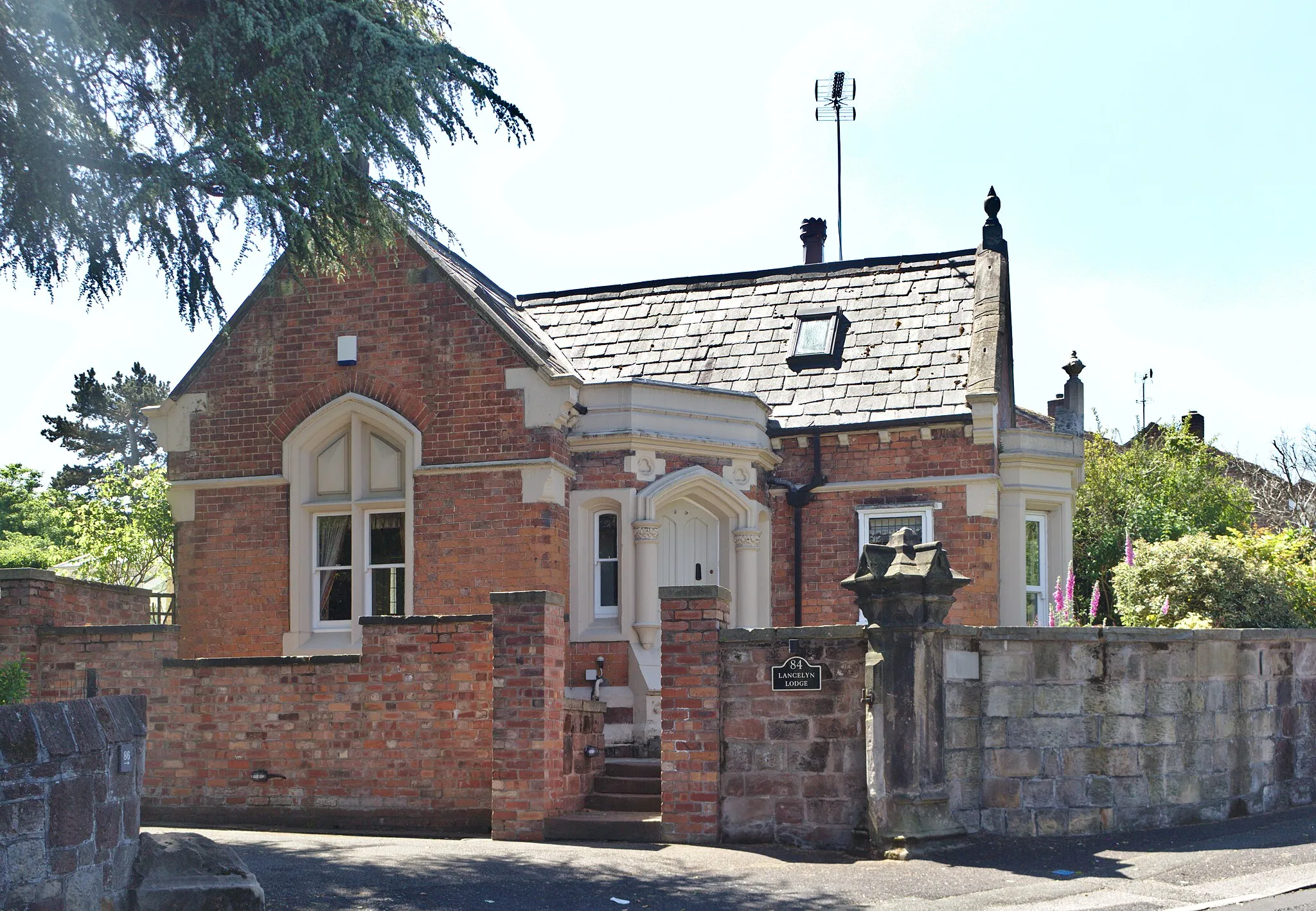 Photo showing: Lodge of former large house, "Lancelyn", since demolished and the area redeveloped. On Spital Road.