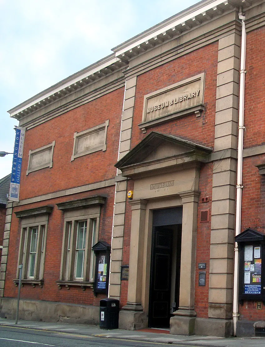 Photo showing: The front entrance of the Warrington Museum & Art Gallery — in Warrington, Cheshire.