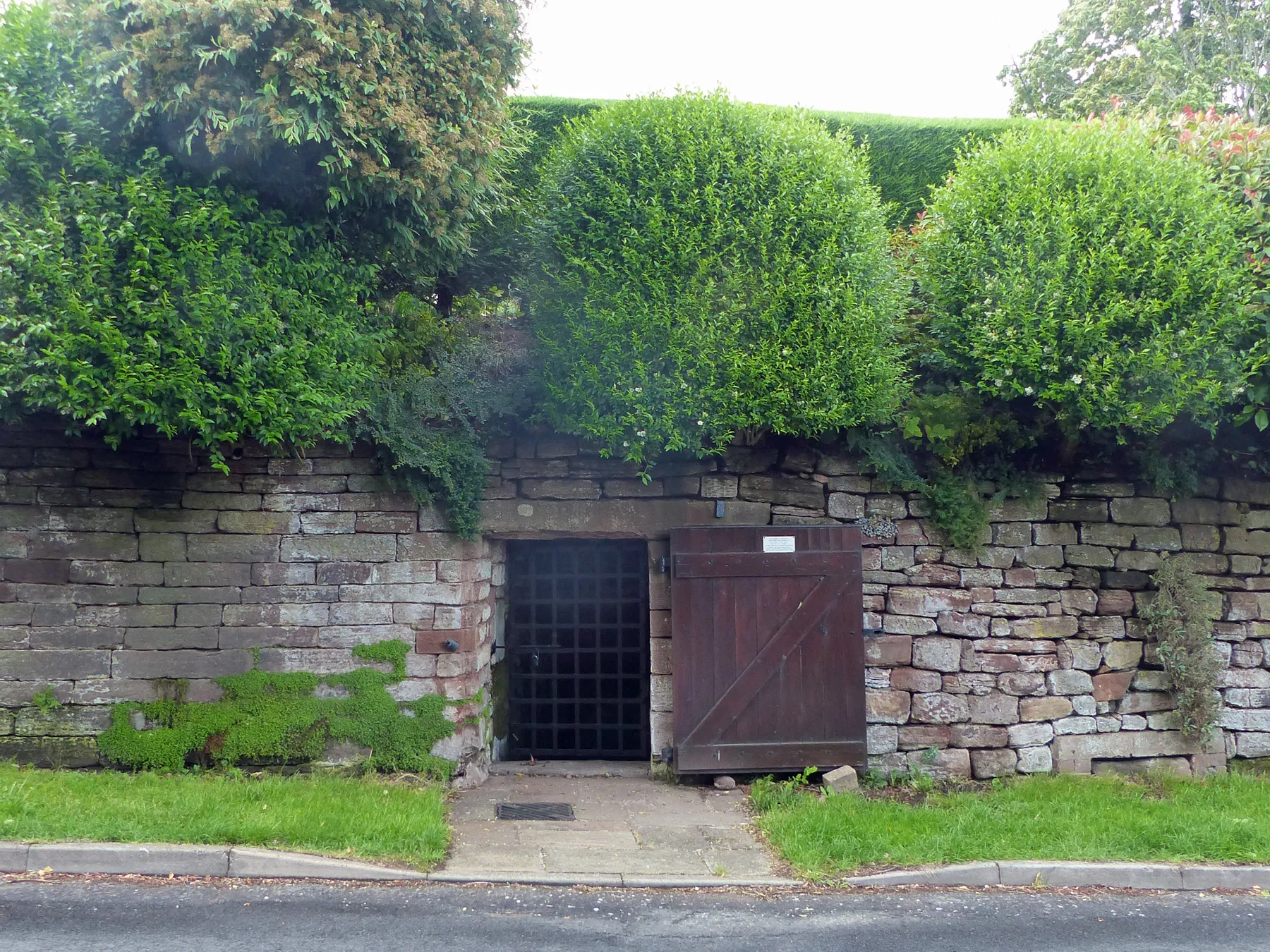 Photo showing: Village well and Grade II listed building in Eaton near Tarporley, Cheshire.