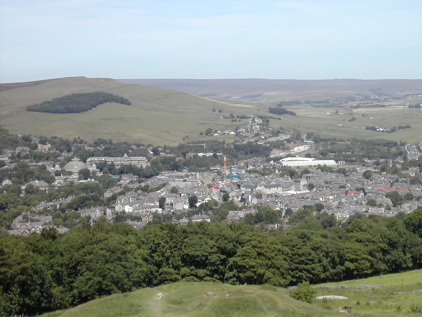 Photo showing: Panoramic view of Buxton, in Derbyshire, England from Solomon's Temple looking northwards