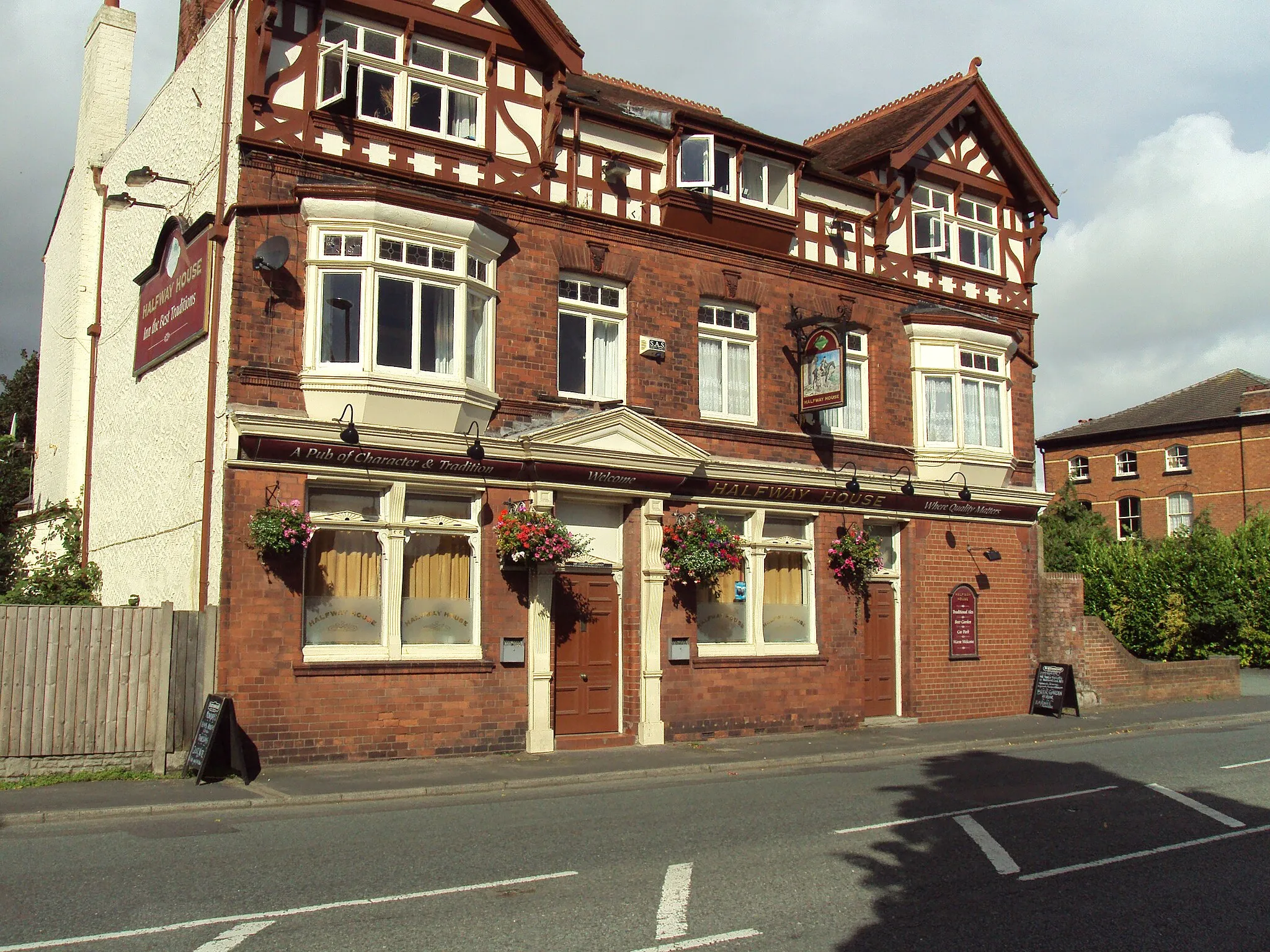 Photo showing: Halfway House pub on the A41 Chester Road at Childer Thornton, Wirral, Cheshire, England. This pub is halfway between Birkenhead and Chester.