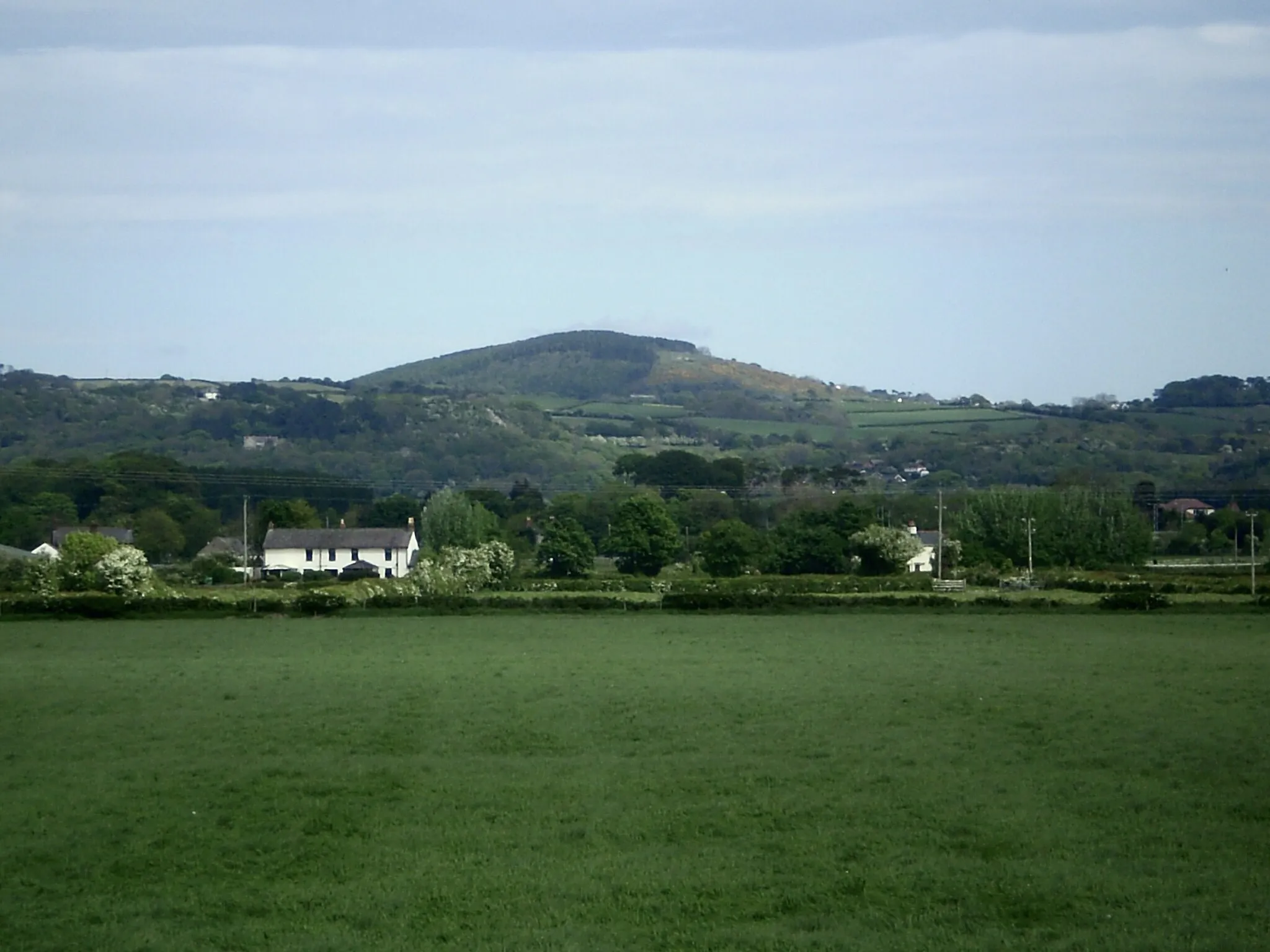 Photo showing: The Gop from River Clwyd
The Gop (Welsh: Coparleni, also known as Gop Cairn or Gop-y-Goleuni) is a neolithic monument lying within the Clwydian Range, northwest of Trelawnyd, in Flintshire, Wales.