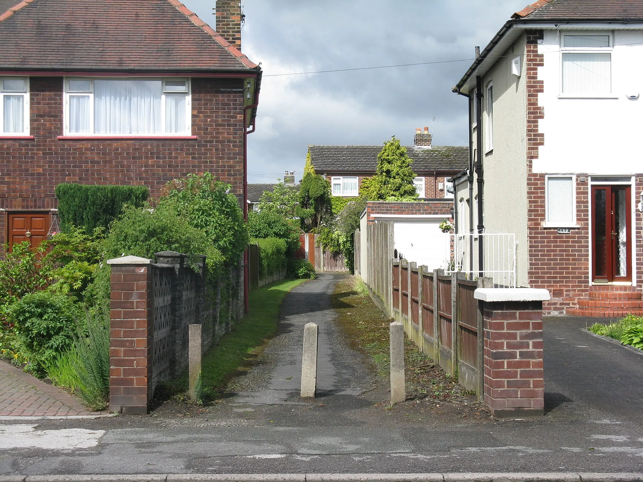 Photo showing: Alley between the houses