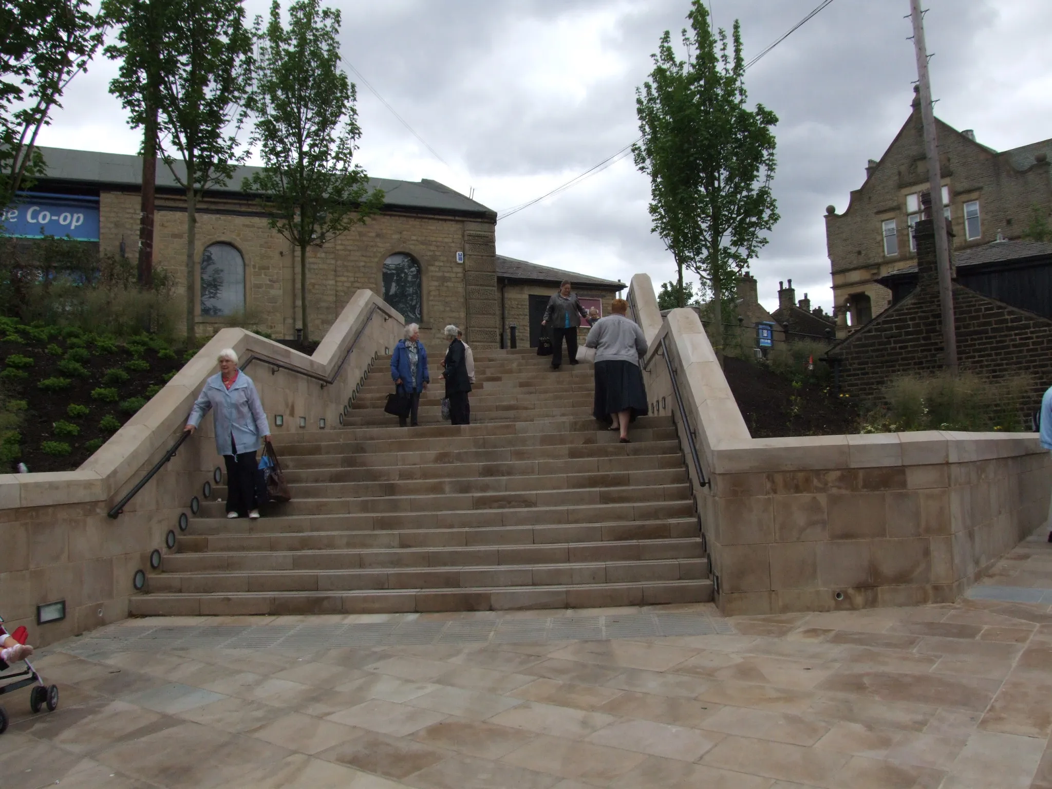 Photo showing: Glossop is a village in Derbyshire on the edge of Greater Manchester.
Henry Street staircase from Norfolk Square to the Station.

Camera location 53° 26′ 37.68″ N, 1° 56′ 58.56″ W View this and other nearby images on: OpenStreetMap 53.443800;   -1.949600