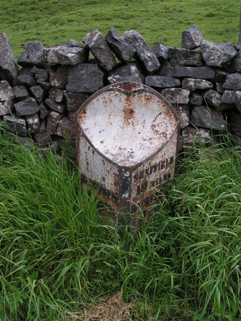 Photo showing: Milepost 800 yards to the south of Peakshill Farmhouse: Grade II listed building between Sparrowpit and Castleton, Derbyshire. Wikidata has entry Milepost 800 yards to the south of Peakshill Farmhouse (Q26380313) with data related to this item.