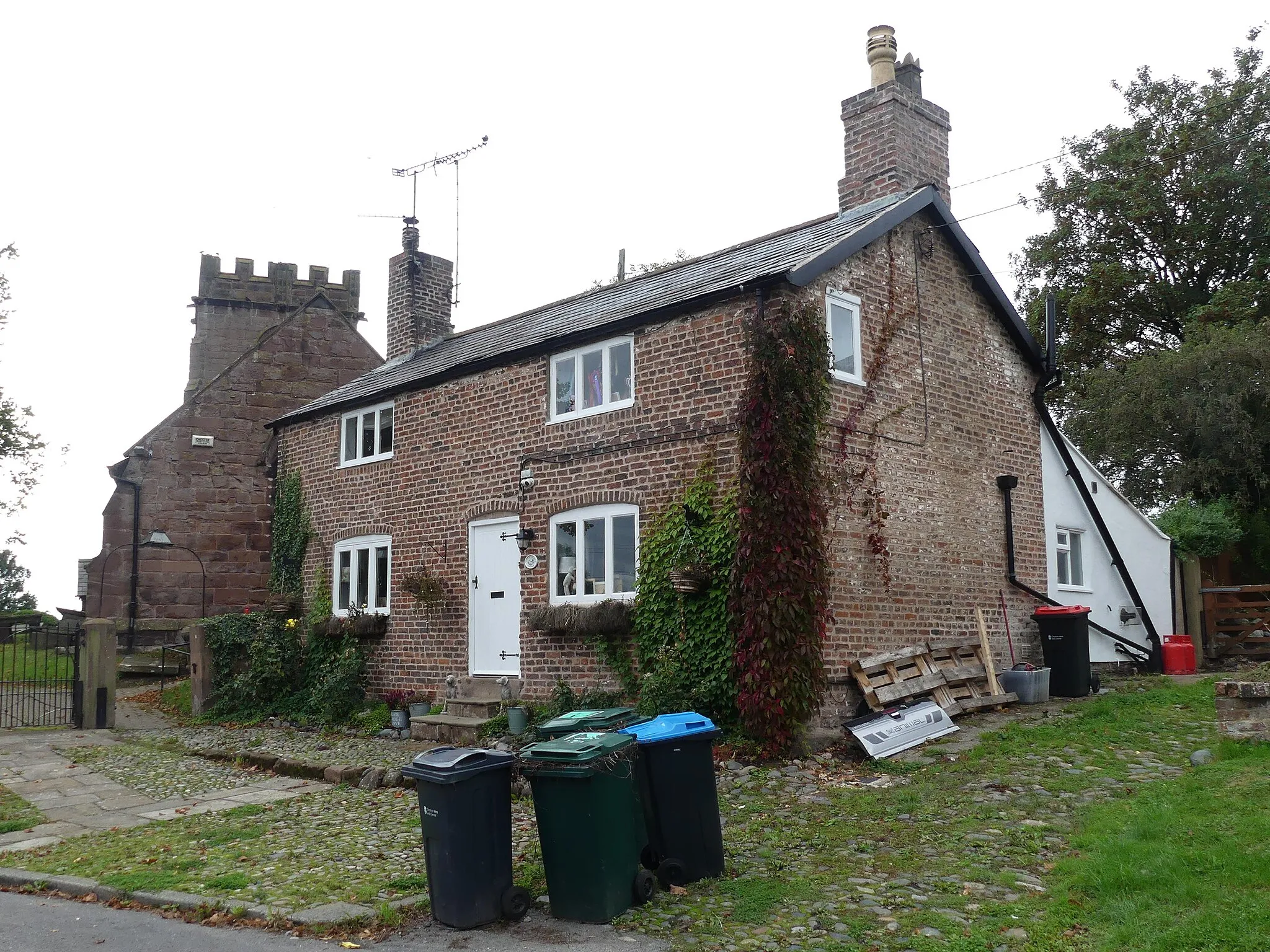 Photo showing: Grade II listed house in Shotwick, Cheshire. Listed as "Church House Farmhouse". Wikidata has entry Church House Farmhouse (Q26604996) with data related to this item.