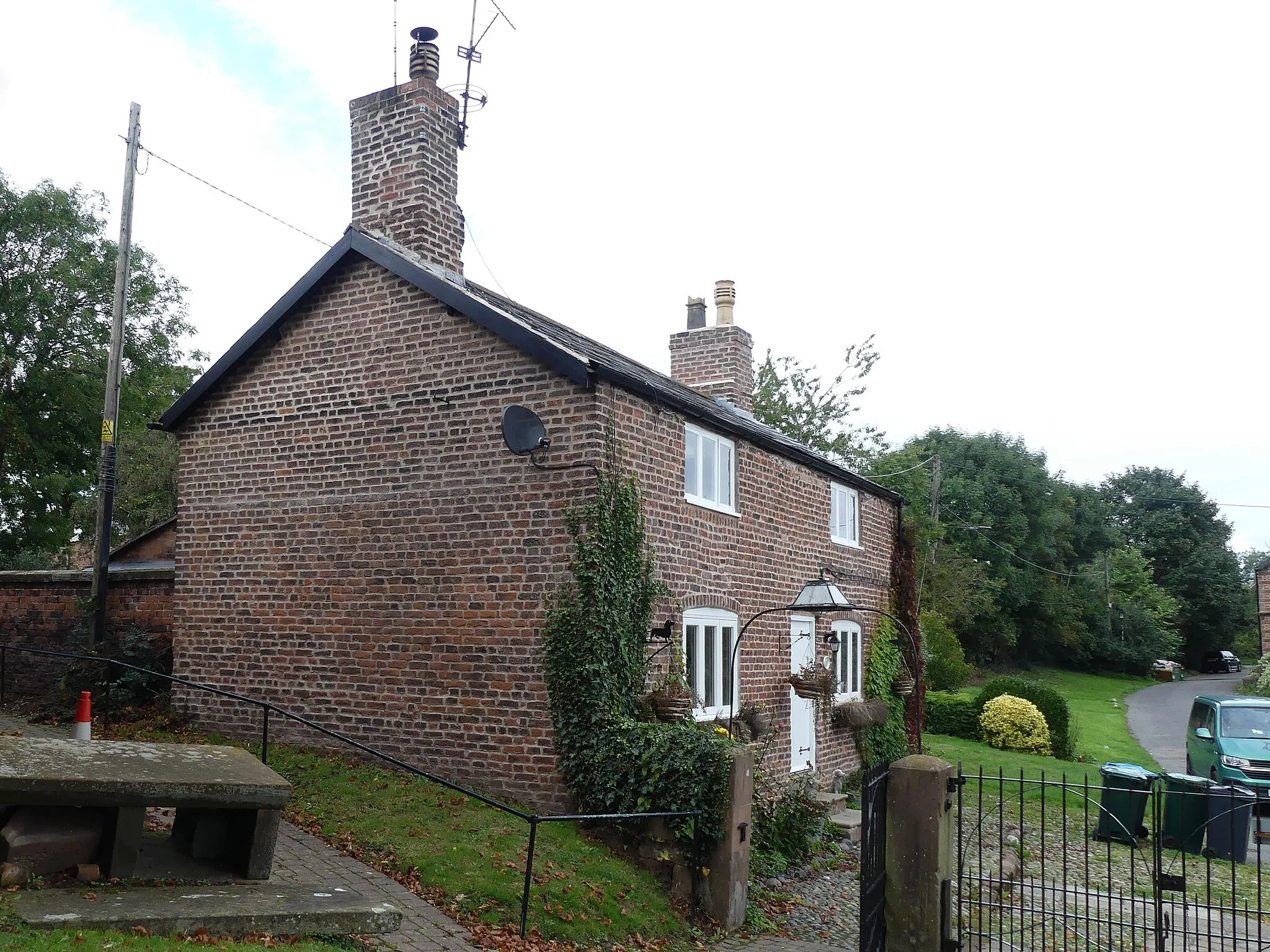 Photo showing: Grade II listed house in Shotwick, Cheshire. Listed as "Church House Farmhouse". Wikidata has entry Church House Farmhouse (Q26604996) with data related to this item.