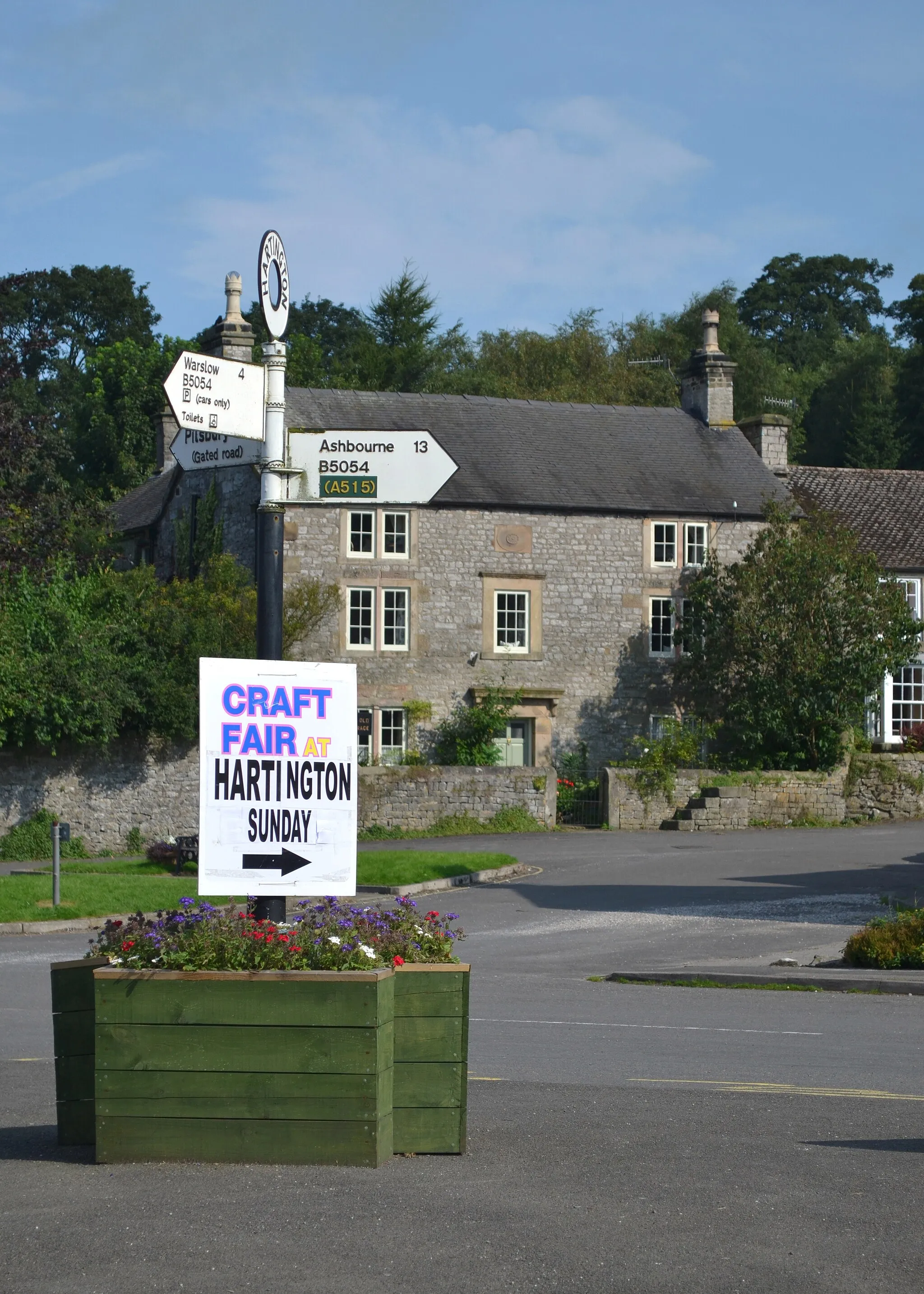 Photo showing: Signpost in the centre of Hartington