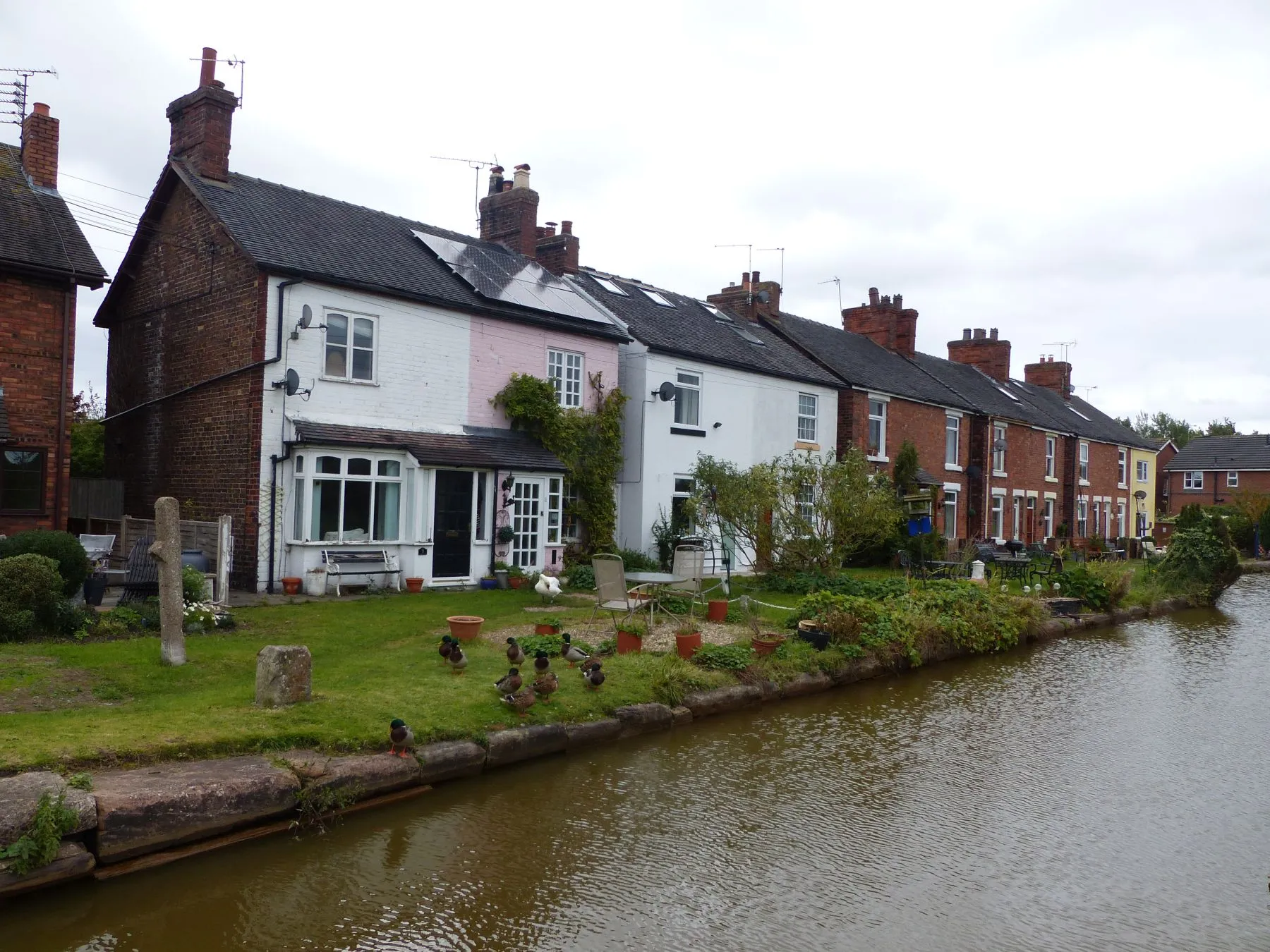 Photo showing: Cottages beside the Trent and Mersey Canal