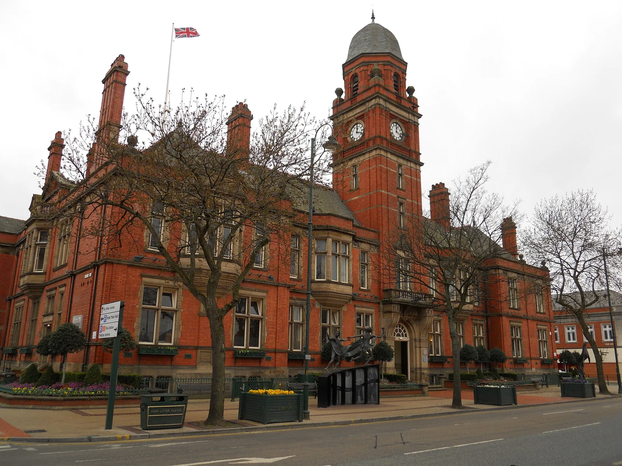 Photo showing: Hyde Town Hall, in Hyde, Greater Manchester, England.