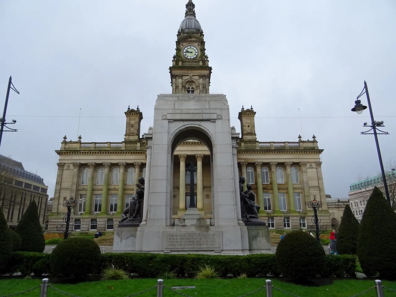 Photo showing: Bolton town hall and war memorial