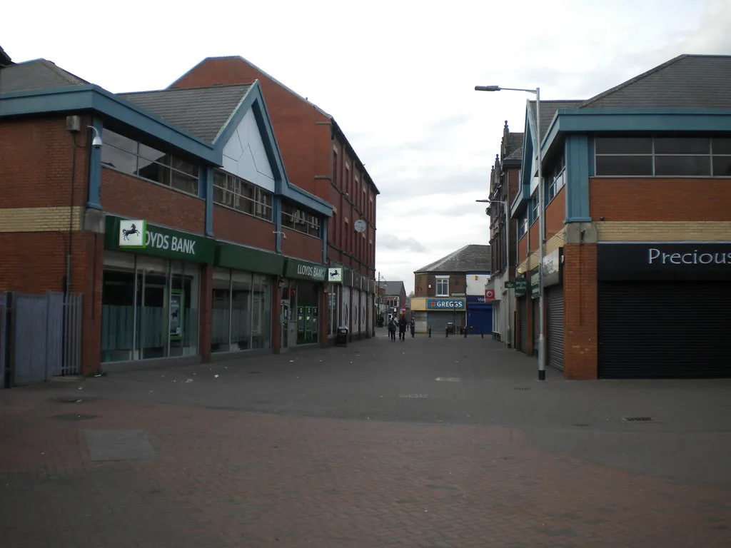 Photo showing: A passage to Bradshawgate, Leigh