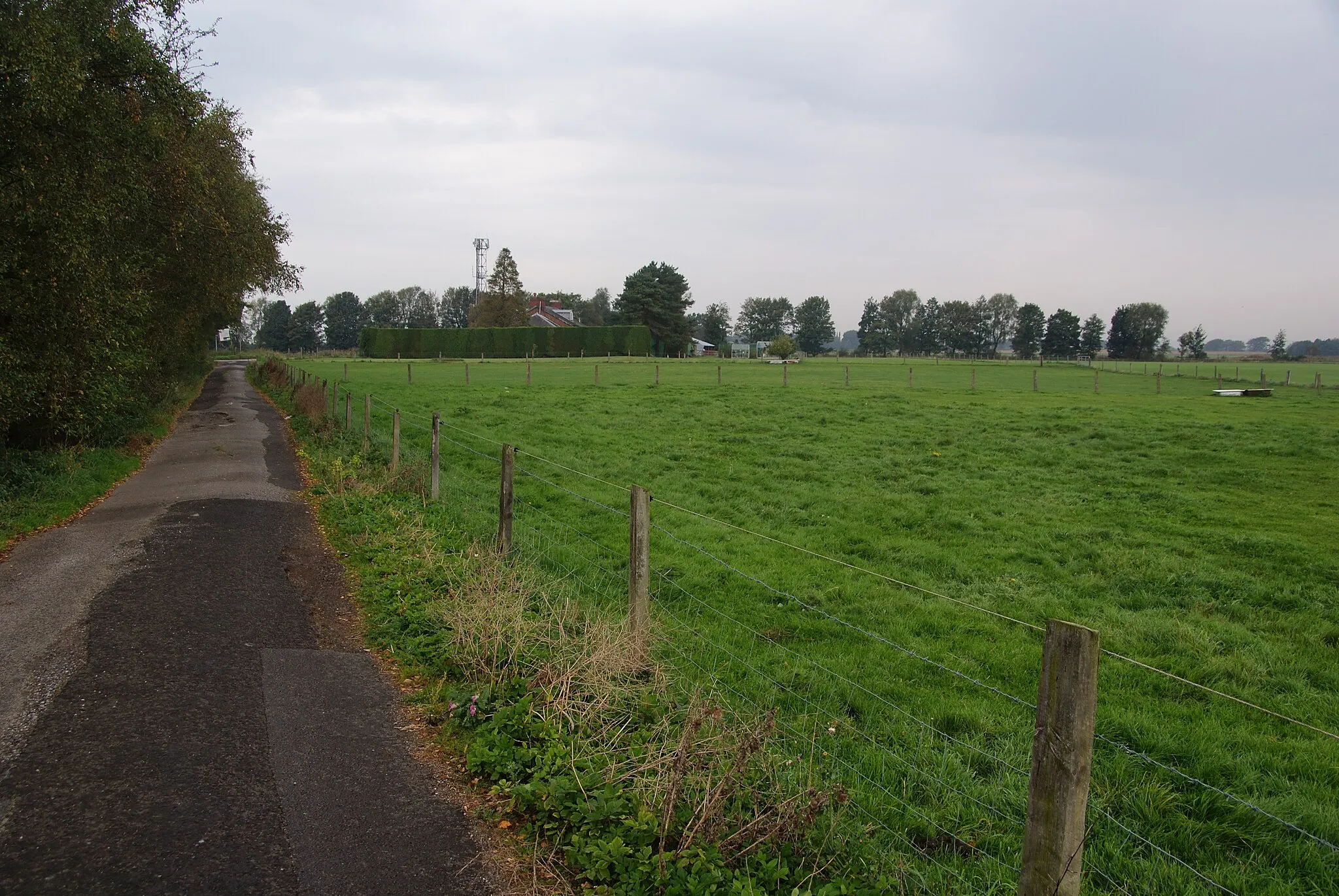 Photo showing: Approaching Worsley View Farm