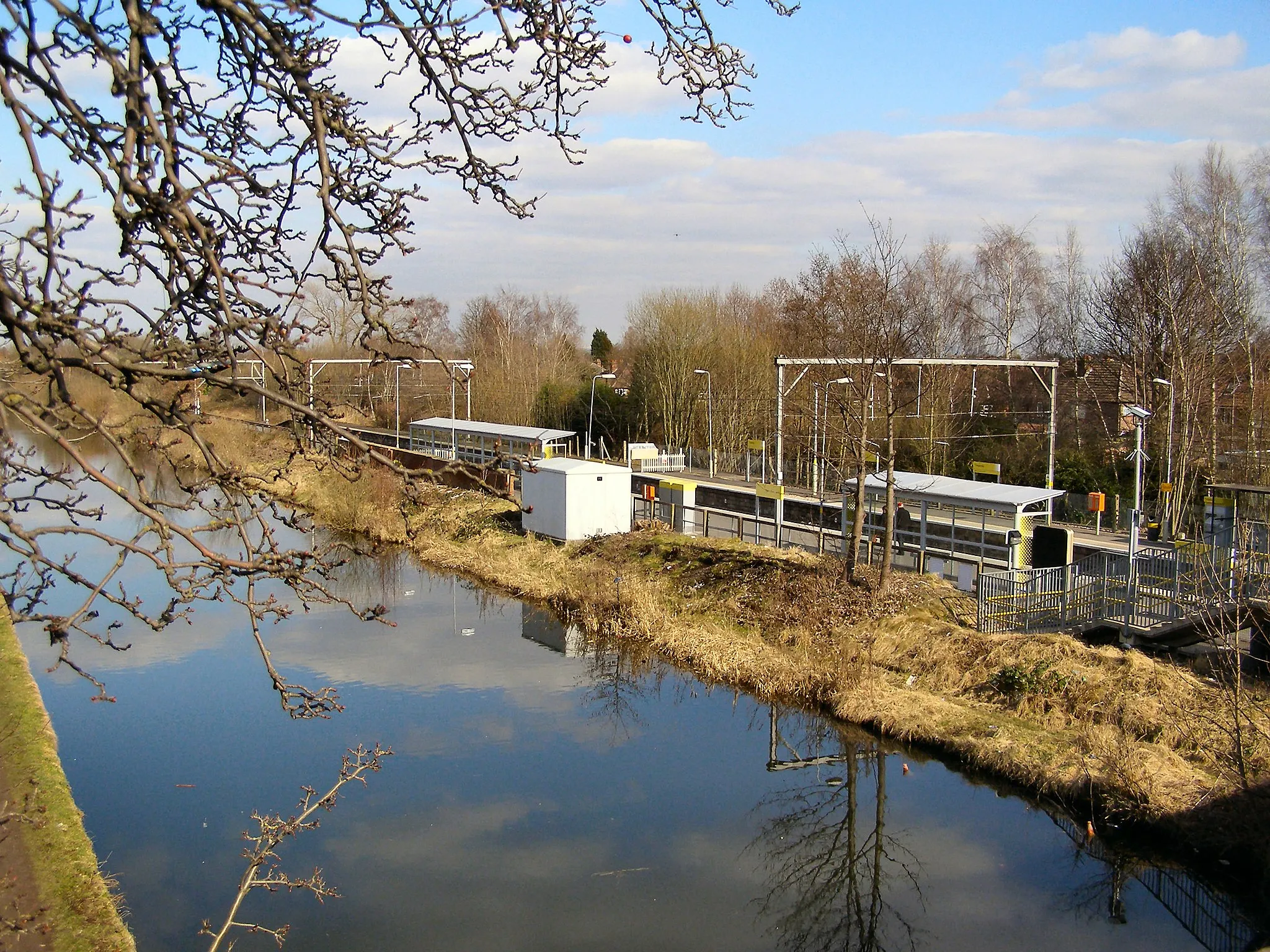 Photo showing: Bridgewater Canal and Timperley Station. Viewed from Park Road Bridge.