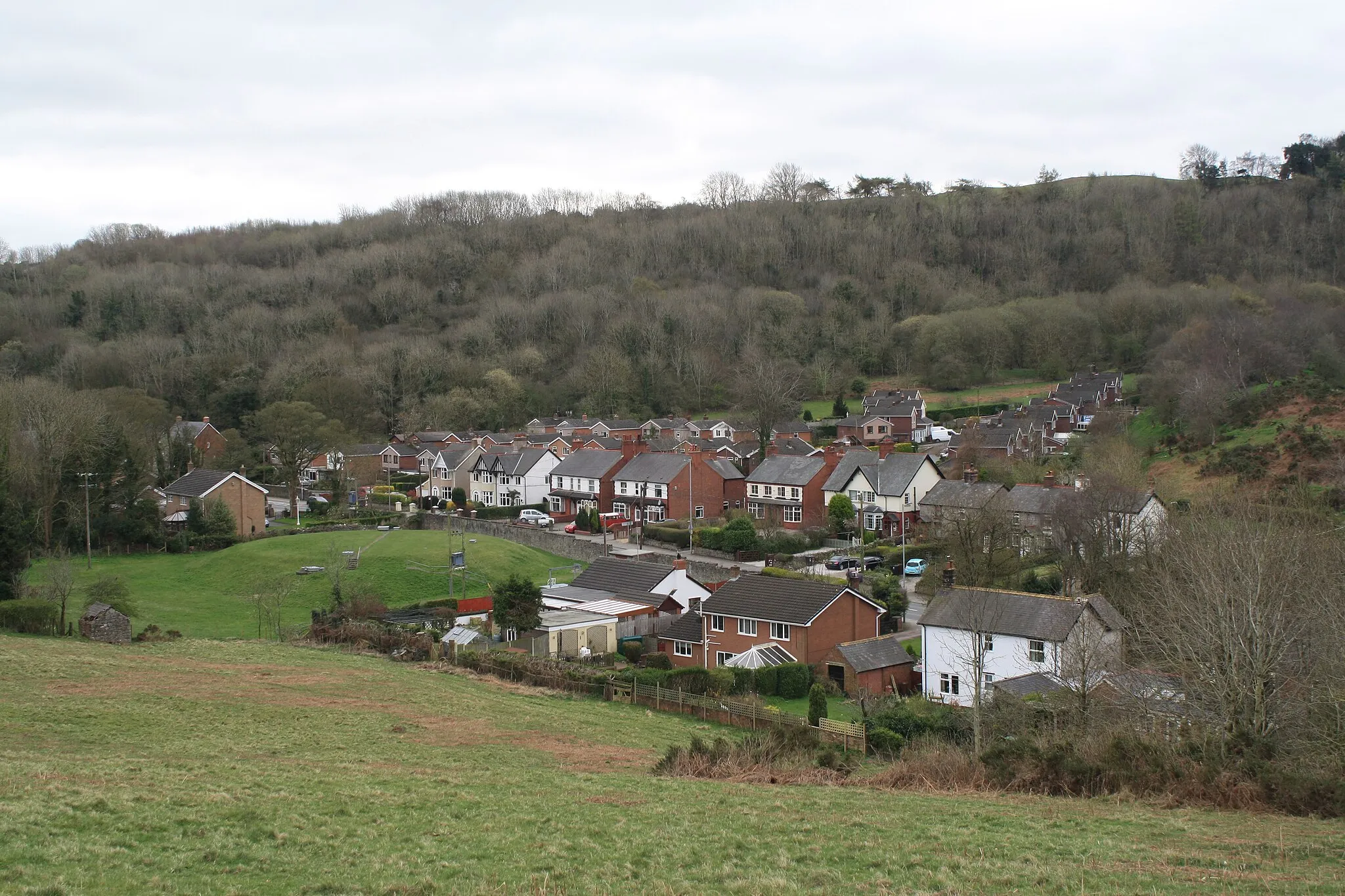 Photo showing: Overlooking Gwernymynydd