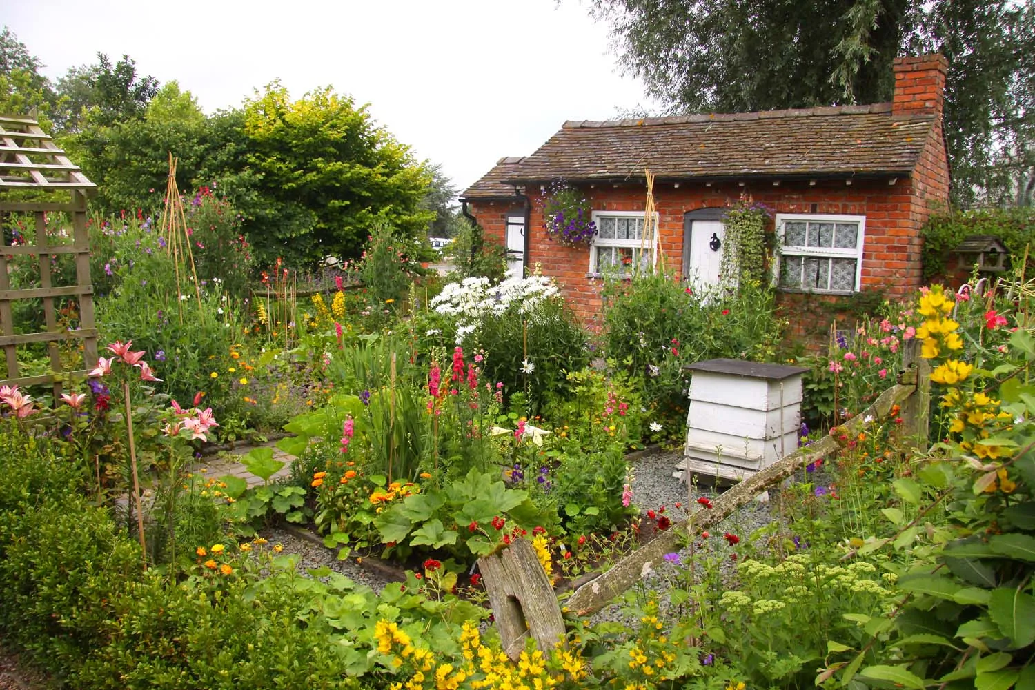 Photo showing: Cottage garden at Bridgemere